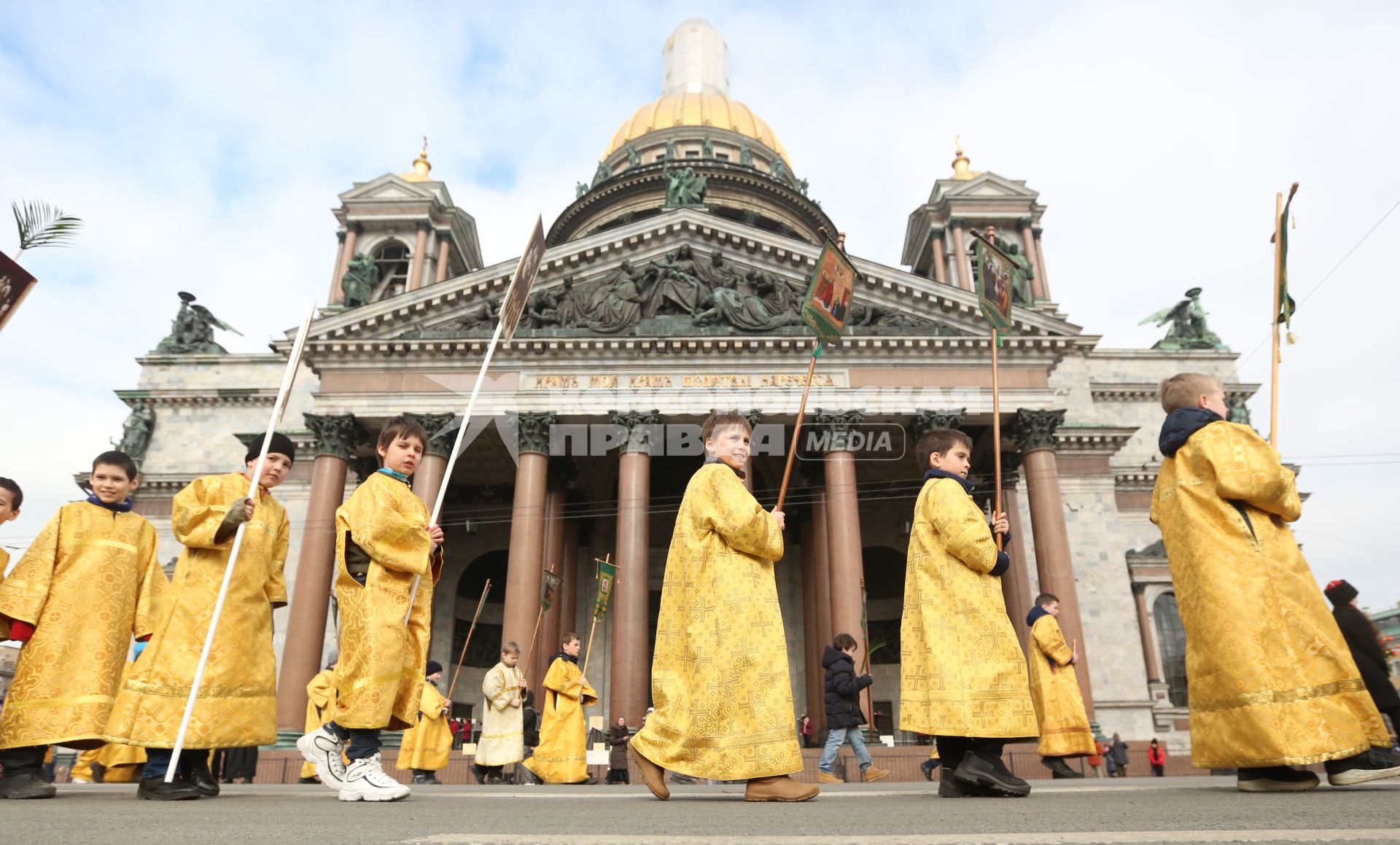 Санкт-Петербург.  Детский  крестный ход  в день праздника Входа Господня в Иерусалим ( Вербное воскресенье) у  Исаакиевского  собора.