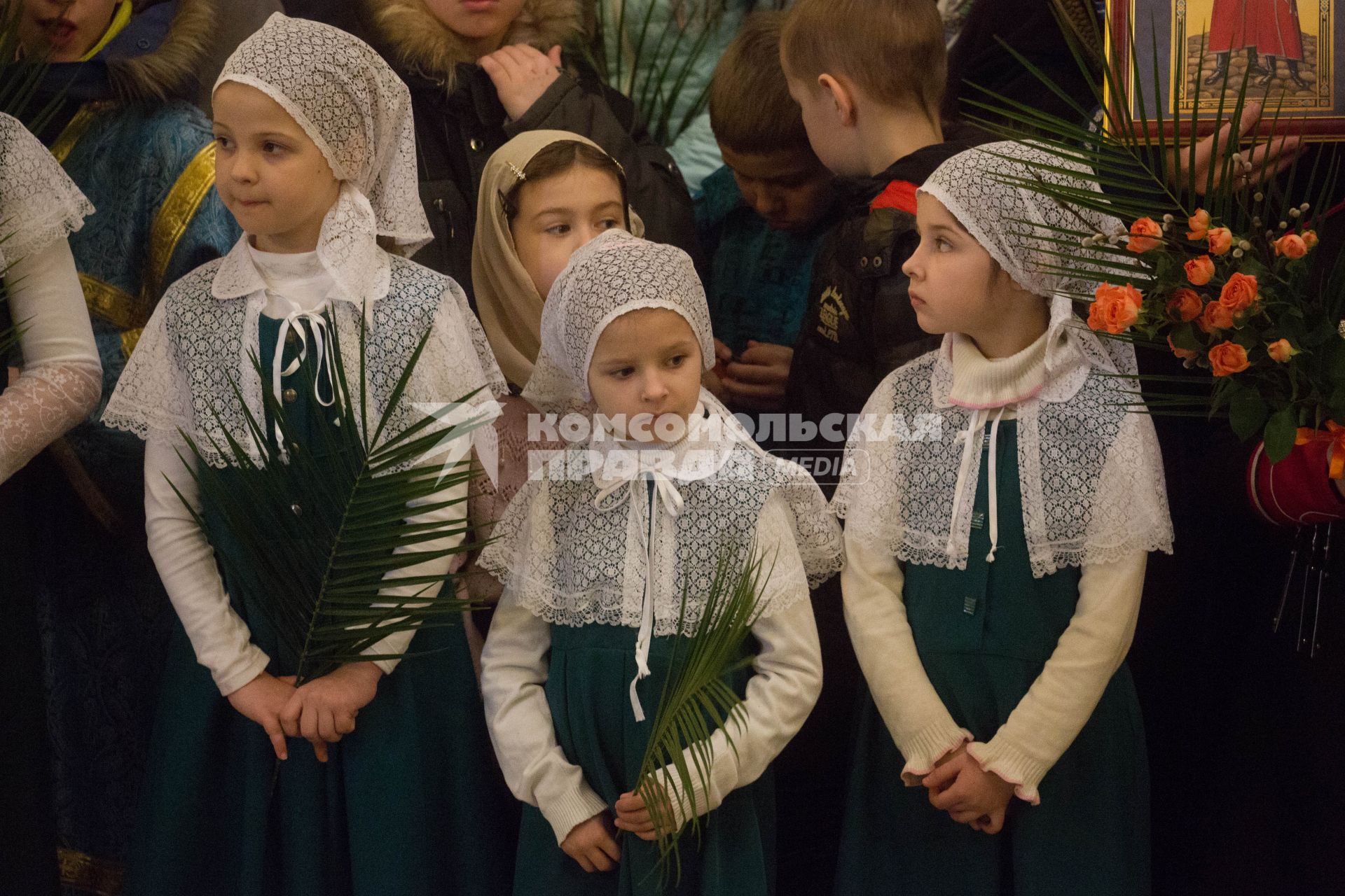 Санкт-Петербург. Воспитанницы воскресных школ на праздничной литургии в день праздника Входа Господня в Иерусалим ( Вербное воскресенье) в Исаакиевском соборе.