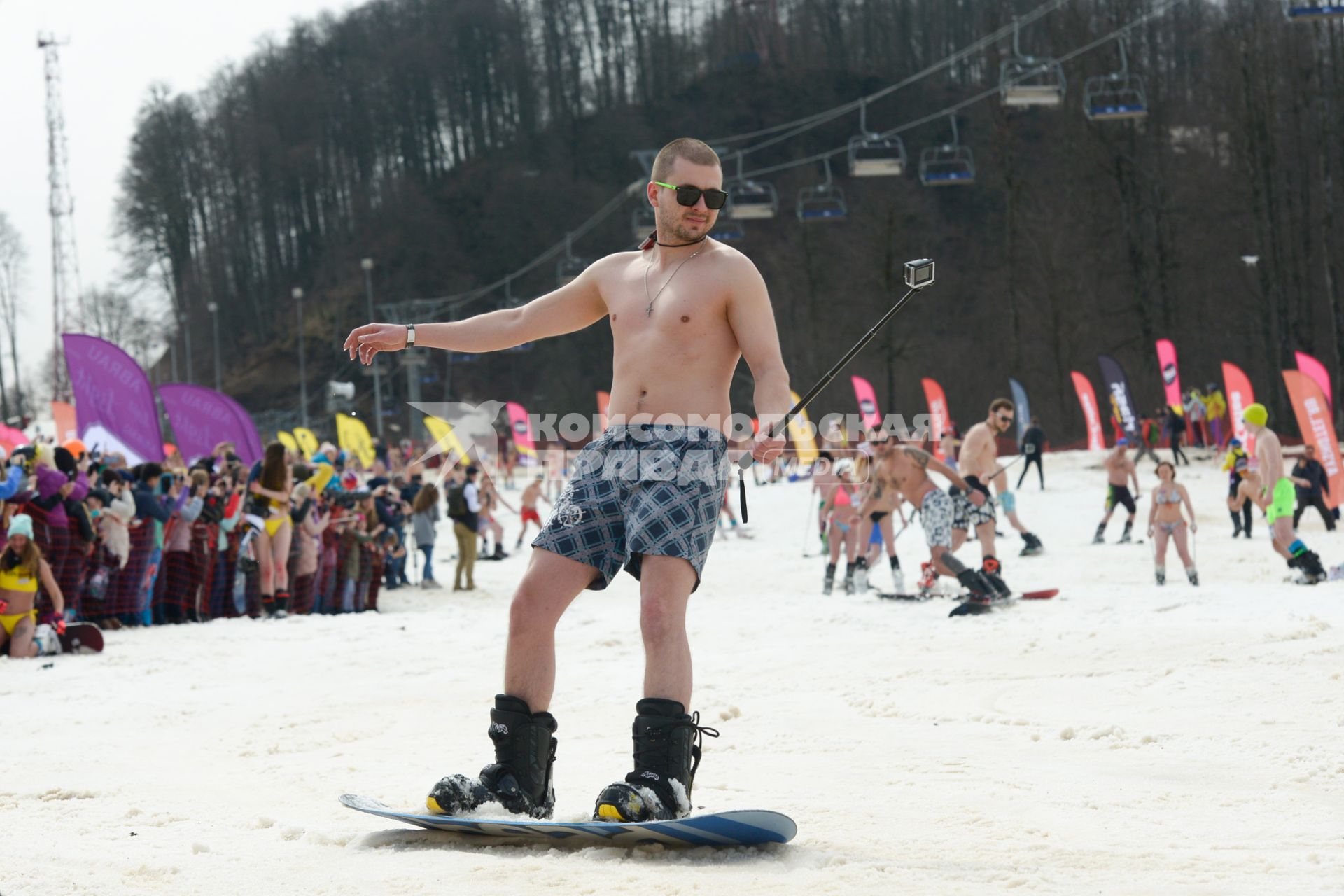 Сочи, Красная Поляна. Участник массового спуска с горы в купальных костюмах  в рамках фестиваля BoogelWoogel-2018 на горнолыжном курорте `Роза Хутор`.