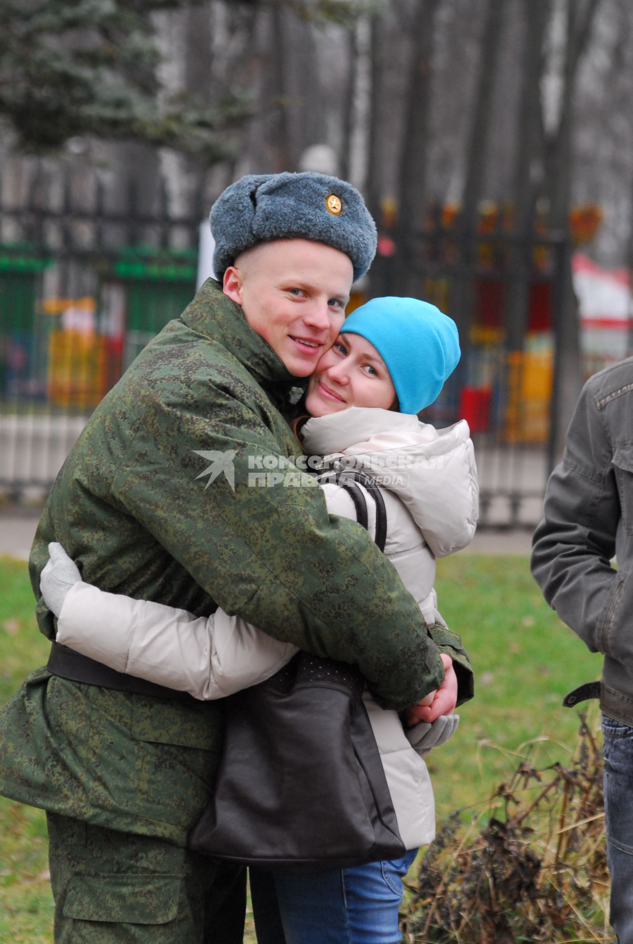 Тула. Девушка провожает в армию молодого человека.