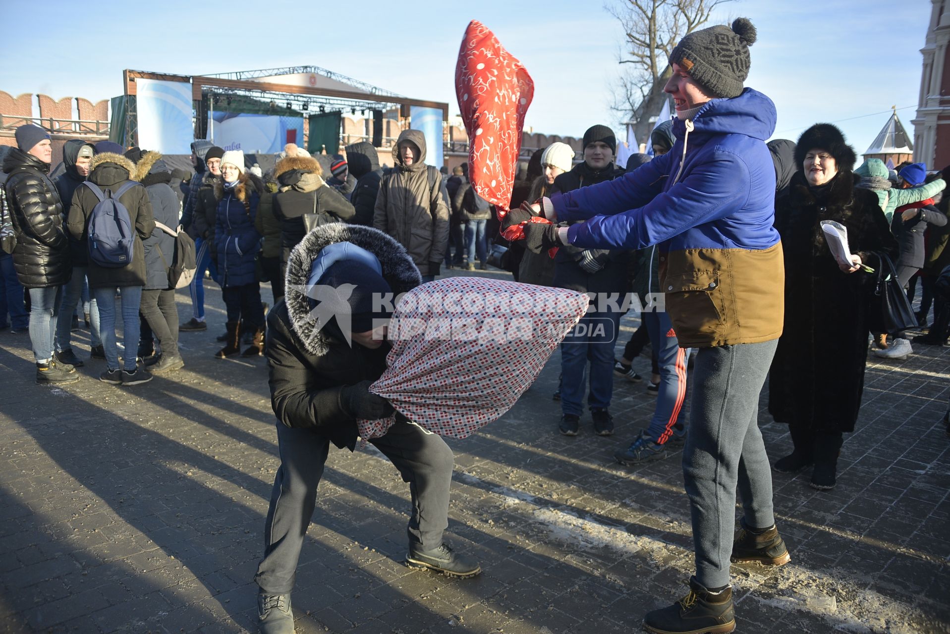 Тула. Молодые люди во  время празднования  Дня студента  в Тульском кремле.