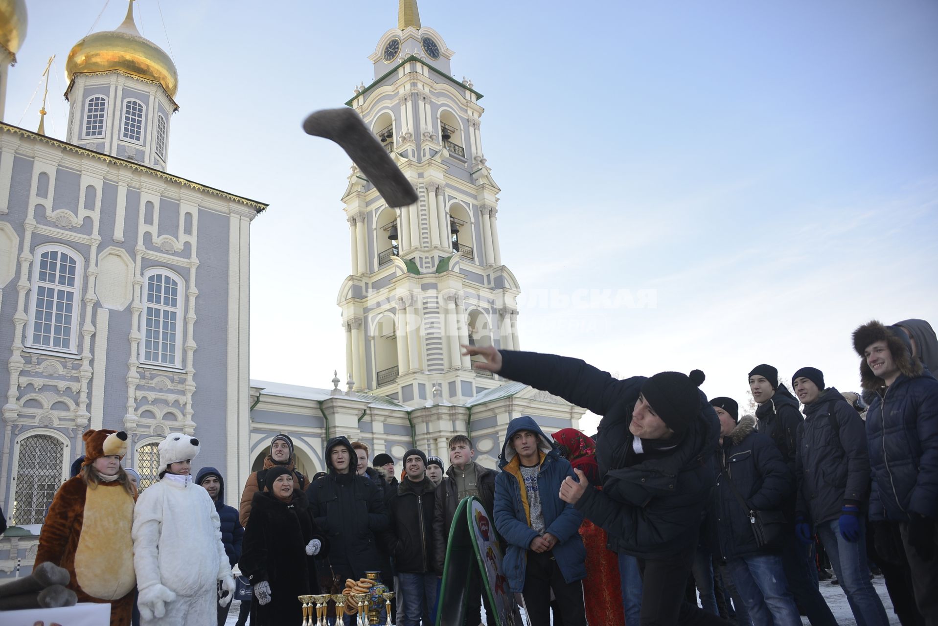 Тула. Молодые люди во  время празднования  Дня студента  в Тульском кремле.