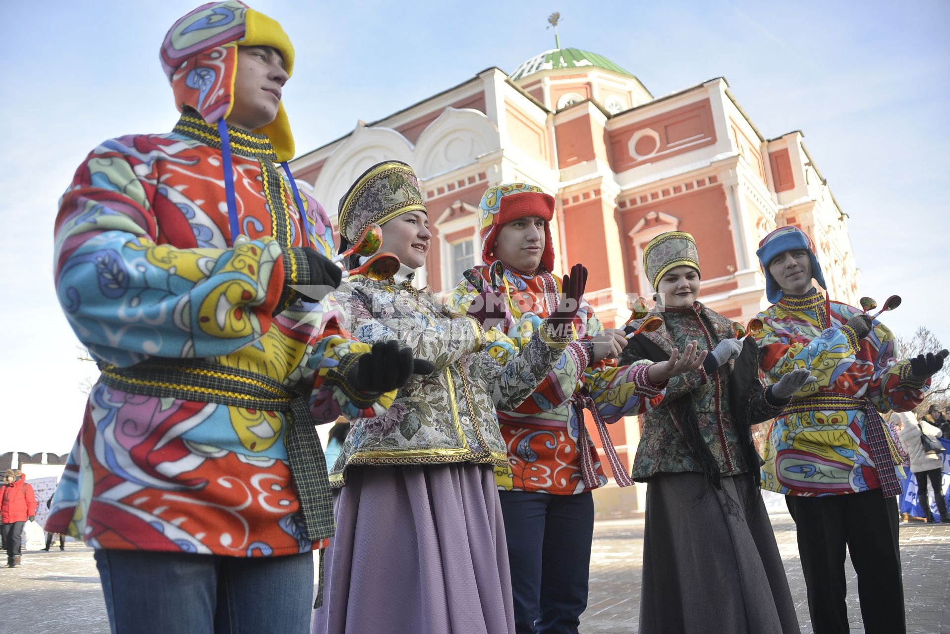 Тула. Артисты в народных костюмах во  время празднования  Дня студента  в Тульском кремле.