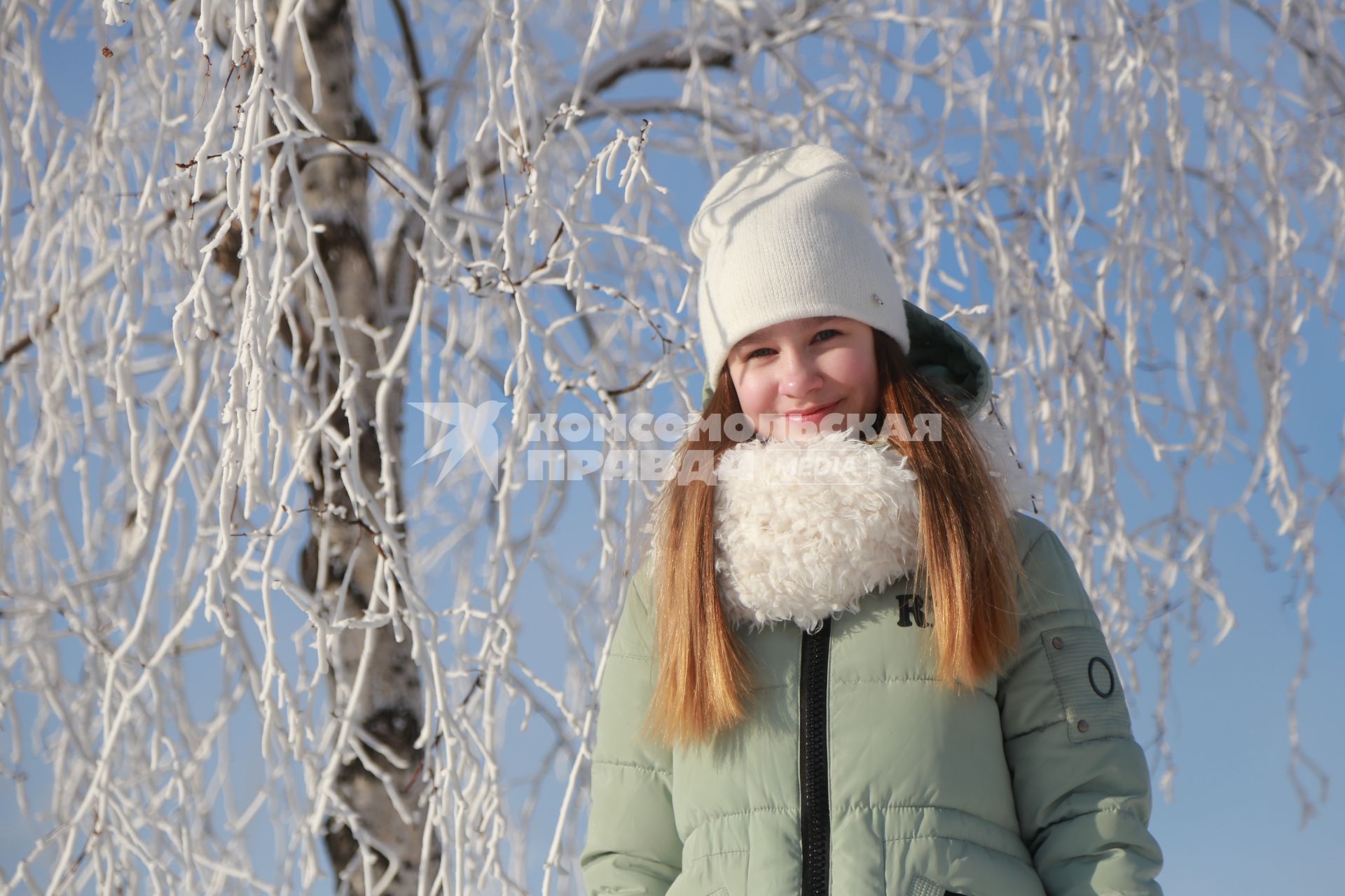 Красноярск. Девушка во время прогулки зимой.