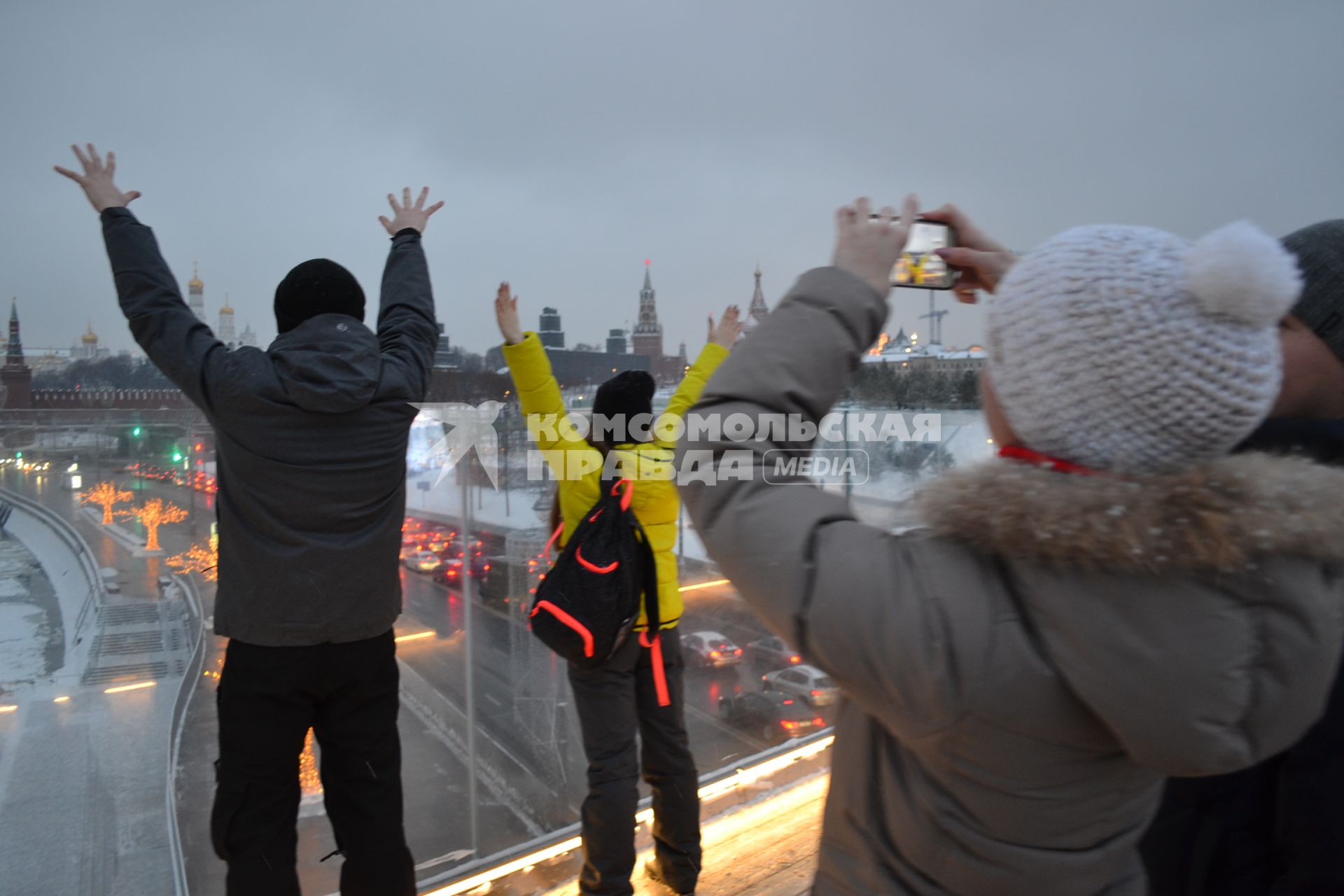 Москва. Посетители на `Парящем мосту` в природно-ландшафтном парке `Зарядье`.