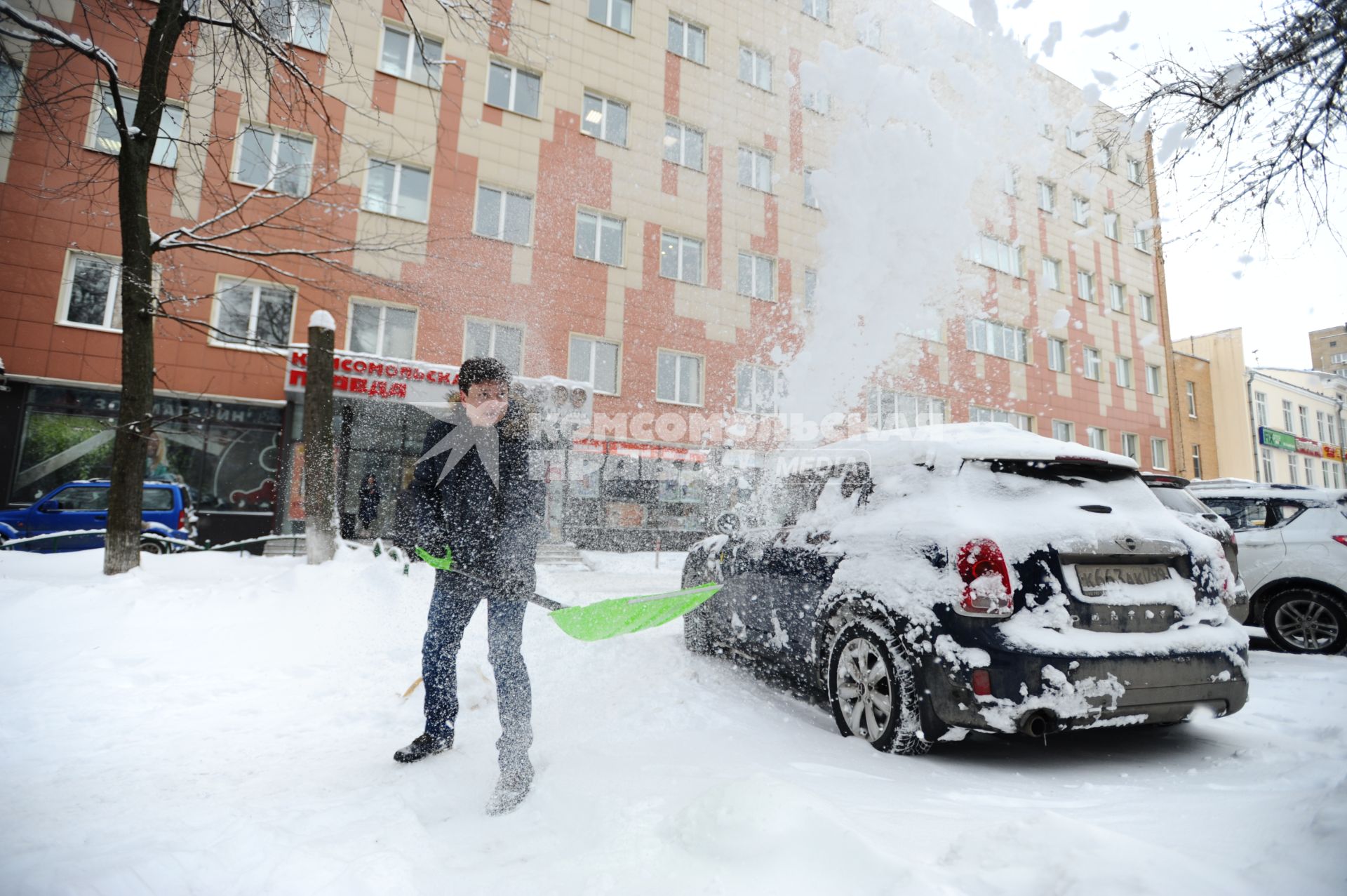 Москва.   Корреспонденты `Комсомольской правды` Павел Клоков  во время уборки снега.