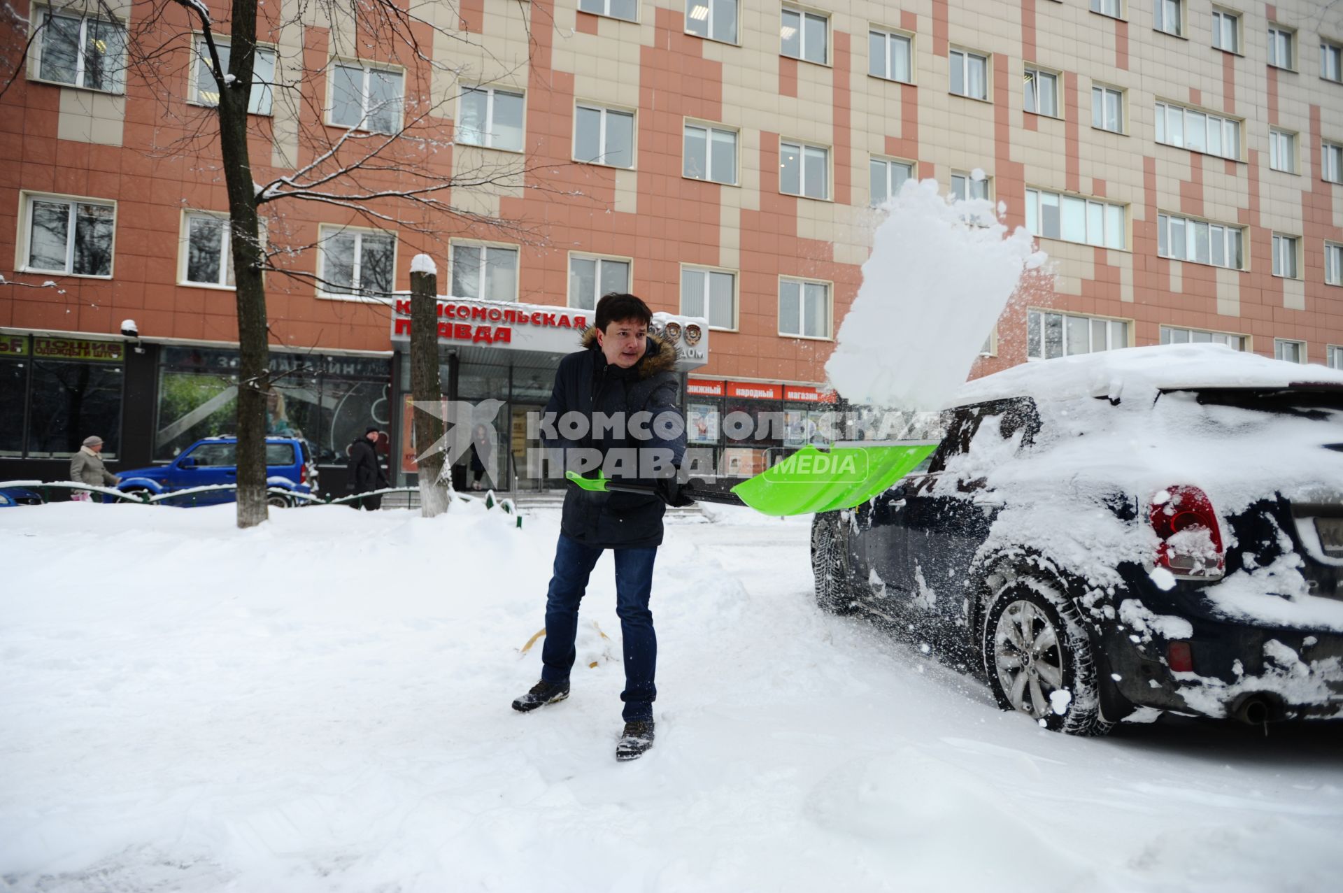 Москва.   Корреспонденты `Комсомольской правды` Павел Клоков  во время уборки снега.