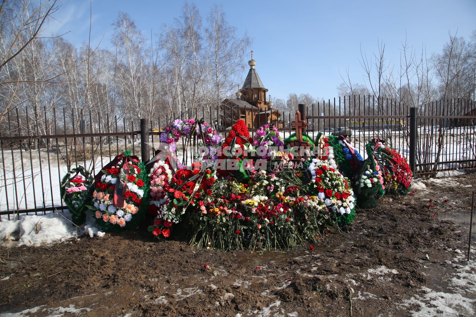 Диск 262. Кемерово Торговый Центр Зимняя Вишня март 2018 года После пожара кладбище венки похороны кресты дети горе траур