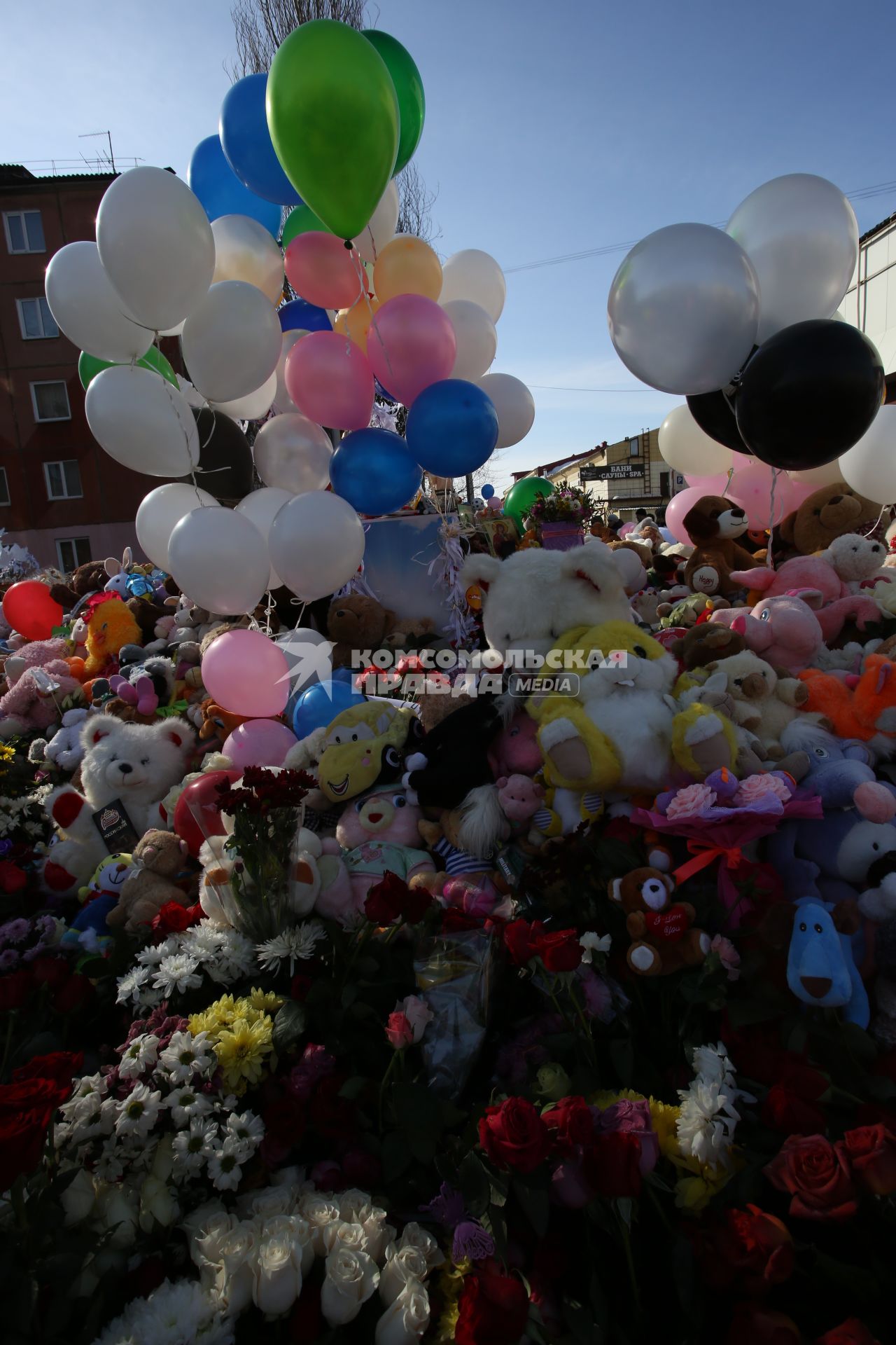 Диск 262. Кемерово Торговый Центр Зимняя Вишня март 2018 года После пожара акция митинг память игрушки свечи дети