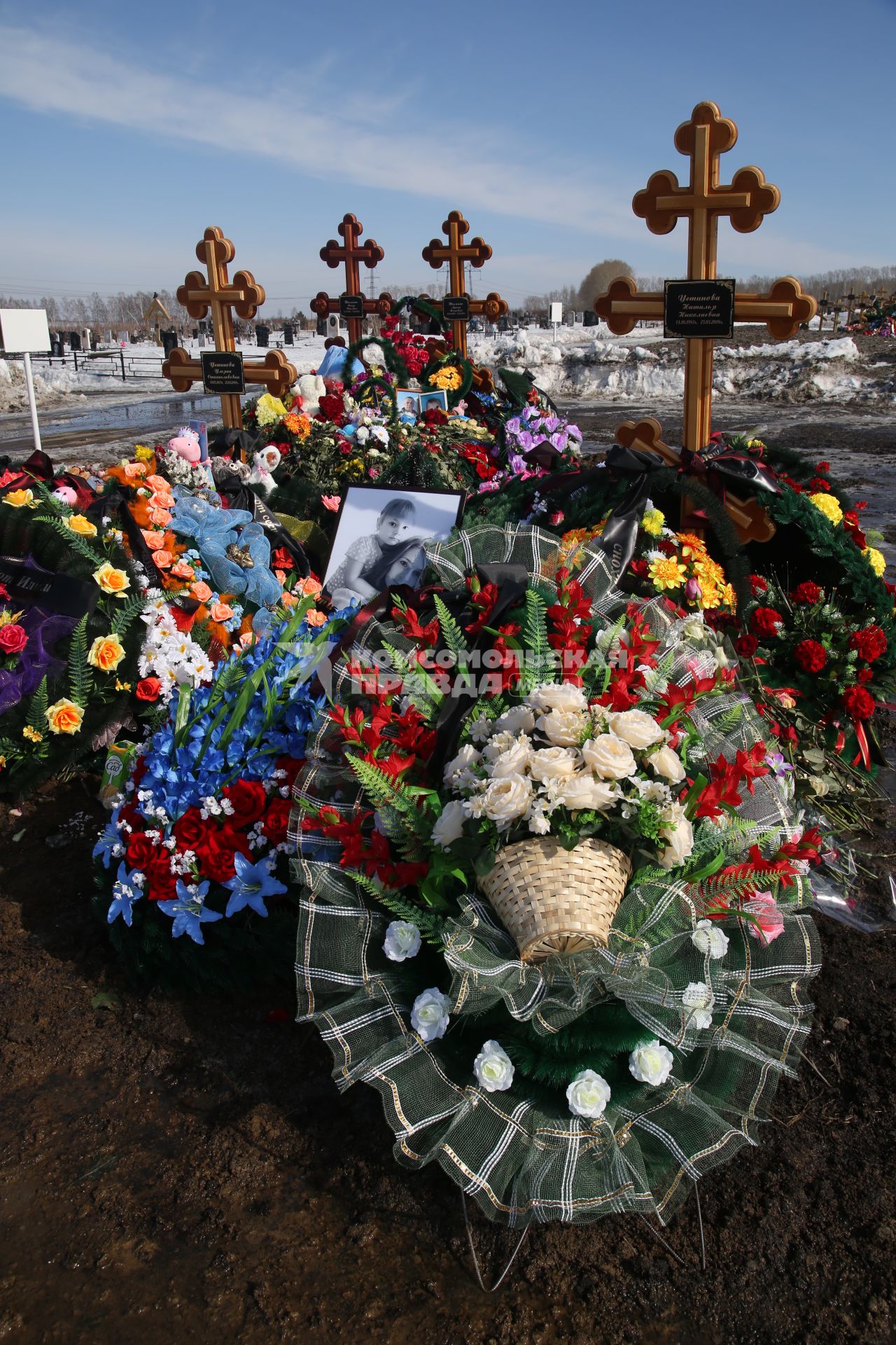 Диск 262. Кемерово Торговый Центр Зимняя Вишня март 2018 года После пожара кладбище венки похороны кресты дети горе траур