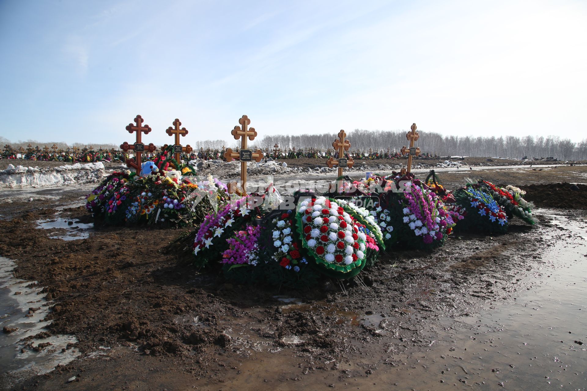 Диск 262. Кемерово Торговый Центр Зимняя Вишня март 2018 года После пожара кладбище венки похороны кресты дети горе траур