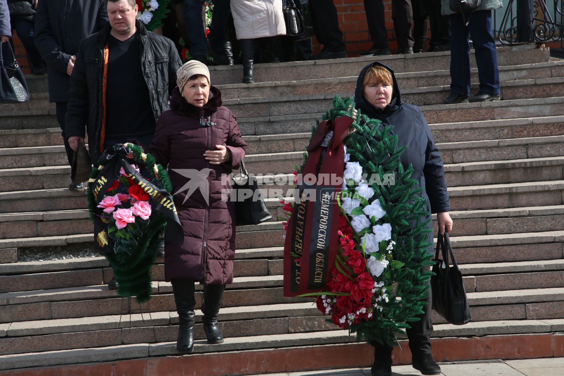 Диск 262. Кемерово Торговый Центр Зимняя Вишня март 2018 года После пожара венки траур похороны дети