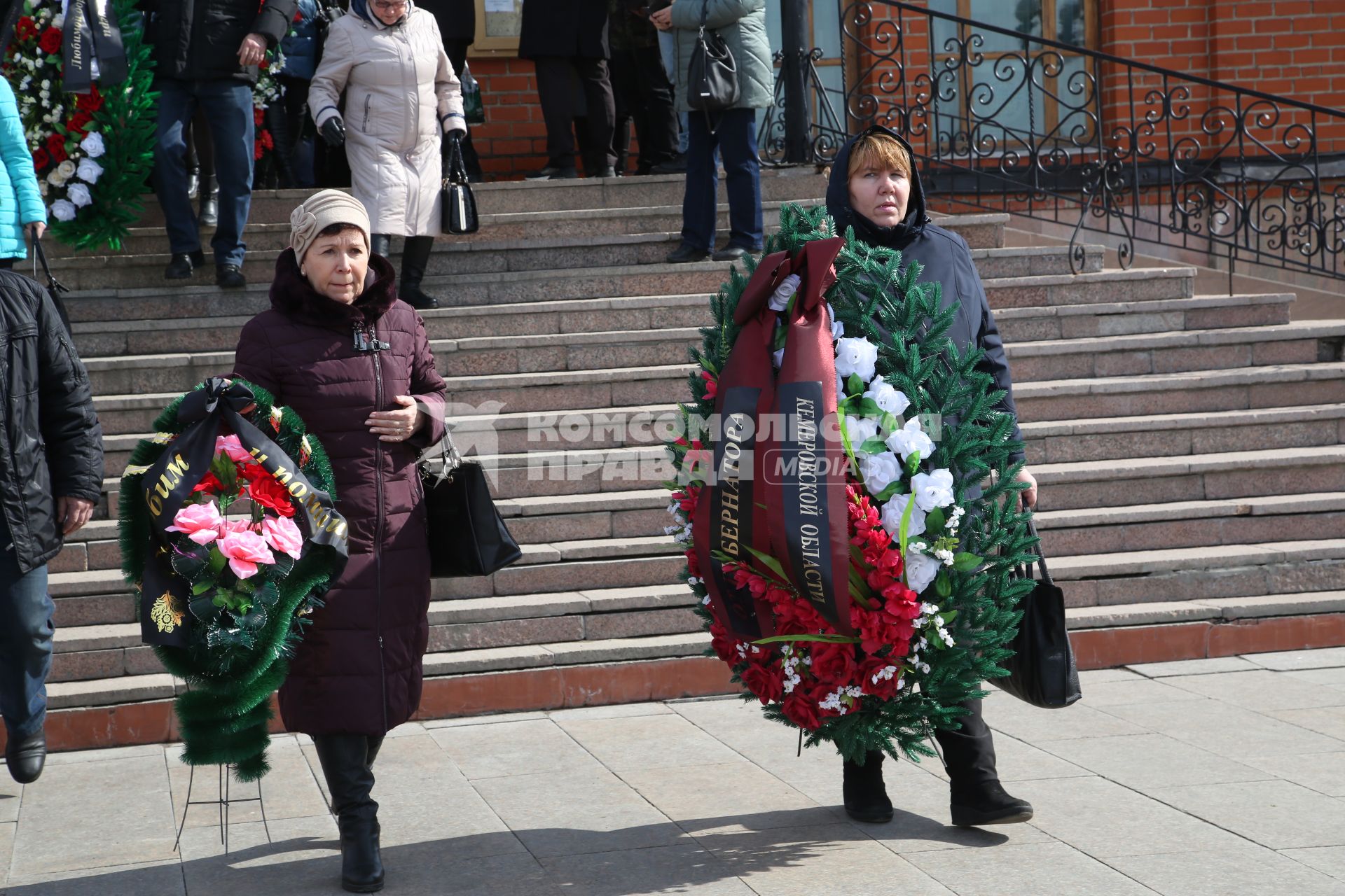 Диск 262. Кемерово Торговый Центр Зимняя Вишня март 2018 года После пожара венки траур похороны дети