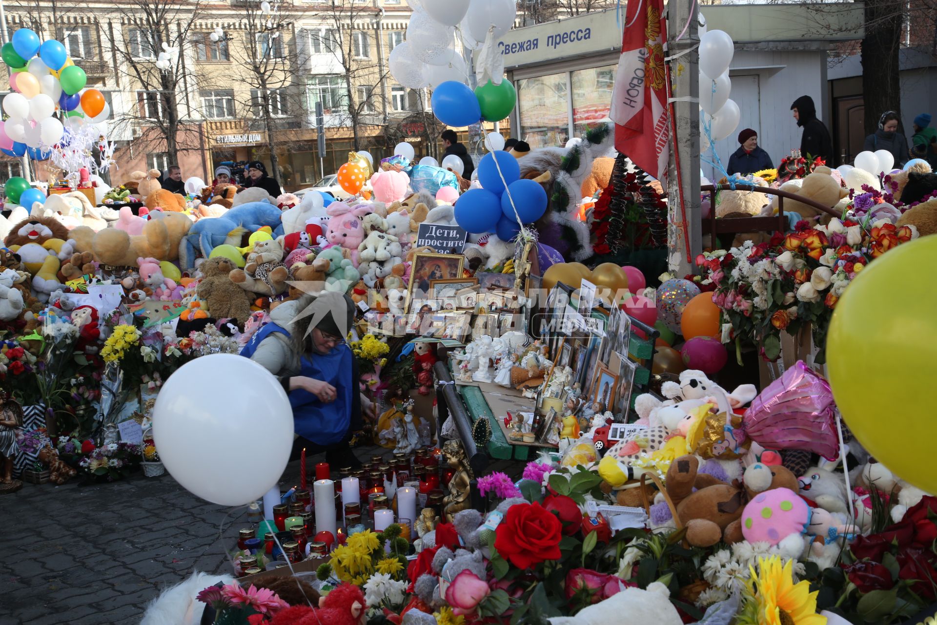 Диск 262. Кемерово Торговый Центр Зимняя Вишня март 2018 года После пожара акция митинг память игрушки свечи дети