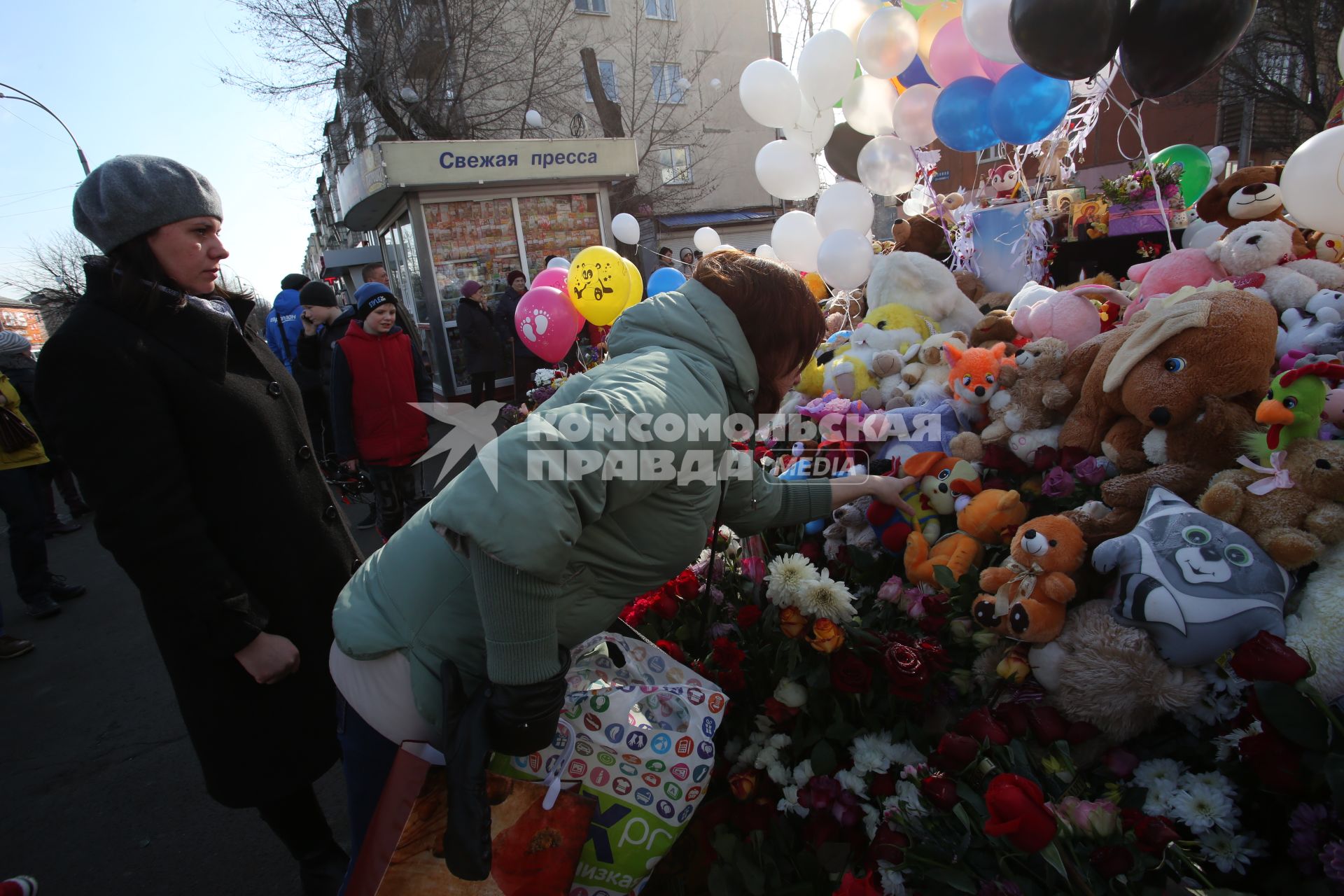 Диск 262. Кемерово Торговый Центр Зимняя Вишня март 2018 года После пожара акция митинг память игрушки свечи дети