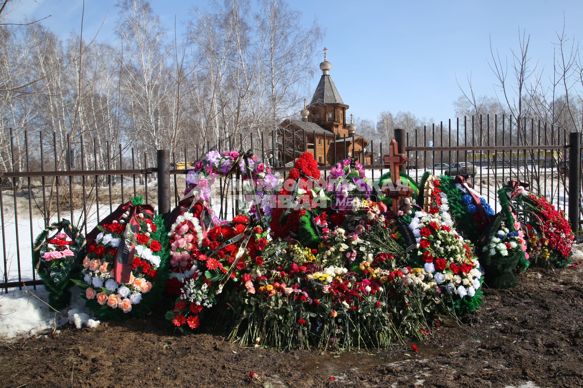 Диск 262. Кемерово Торговый Центр Зимняя Вишня март 2018 года После пожара кладбище венки похороны кресты дети горе траур