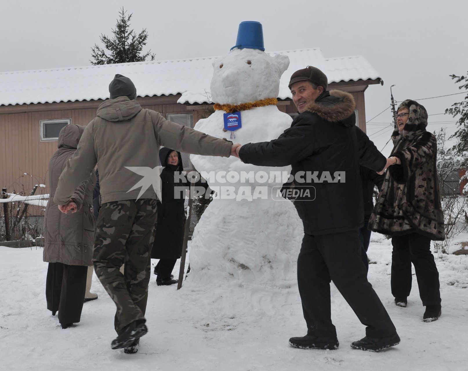 Хоровод у снеговика. 04 января 2012 года.