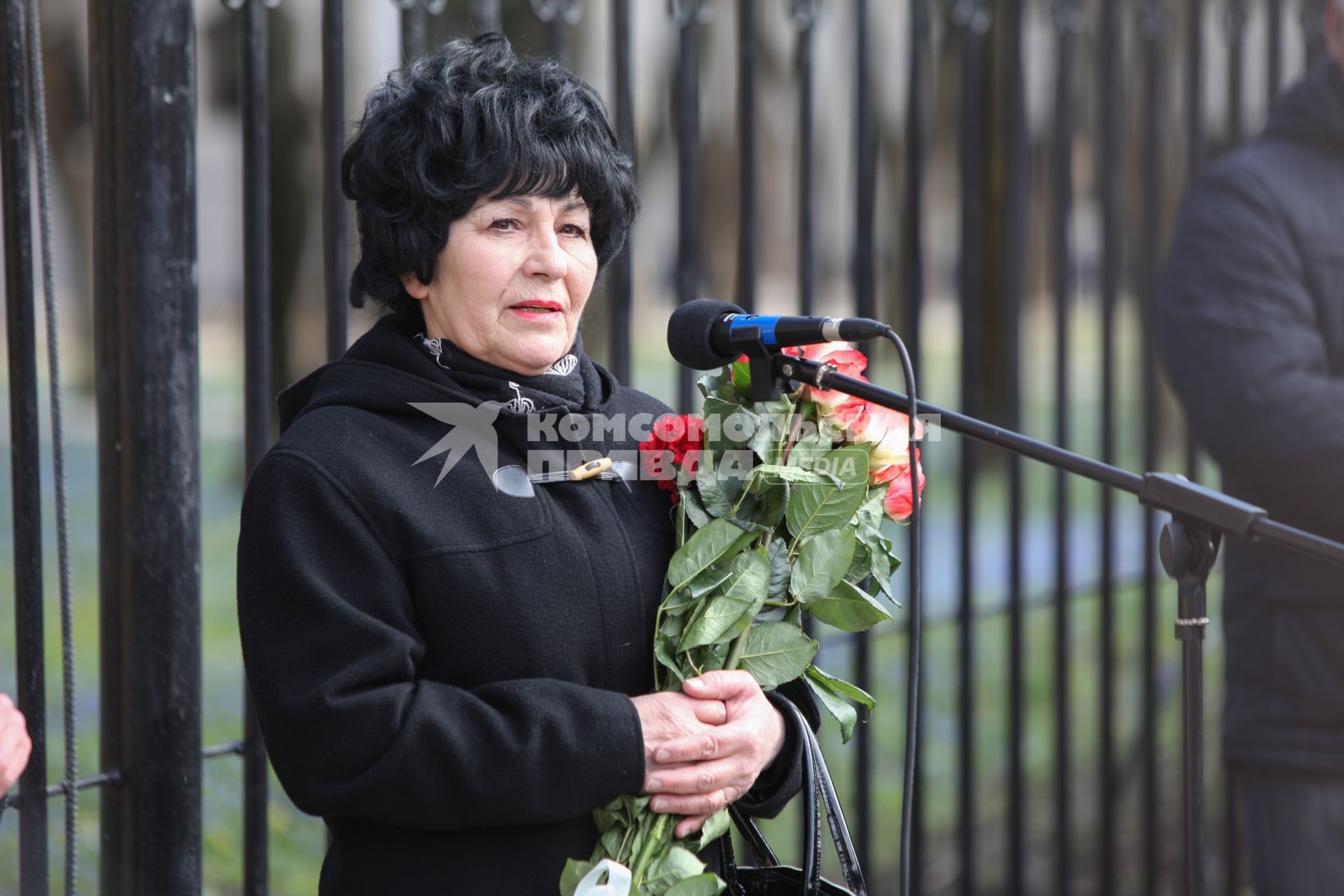 Ставрополь. Дочь Матрены Наздрачевой Лариса Иванова   во время  открытия  памятника  кавалеру трех Орденов Славы Матрене Наздрачевой  возле Краевой больницы Ставрополя.