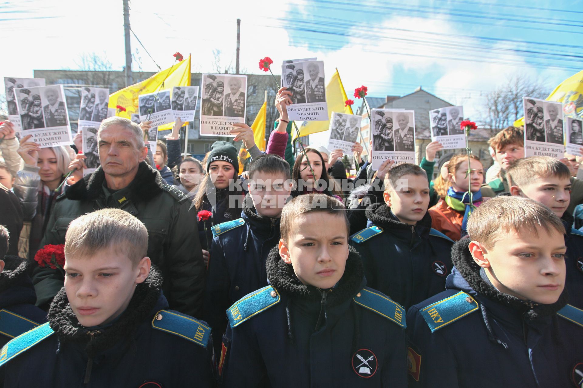 Ставрополь. Воспитанники Ставропольского президентского кадетского училища во время  открытия  памятника  кавалеру трех Орденов Славы Матрене Наздрачевой  возле Краевой больницы Ставрополя.