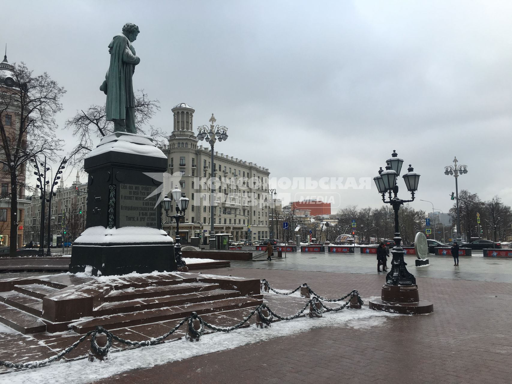 Москва. Вид  на  памятник  Александру Пушкину  и дом #17 на Тверской улице.