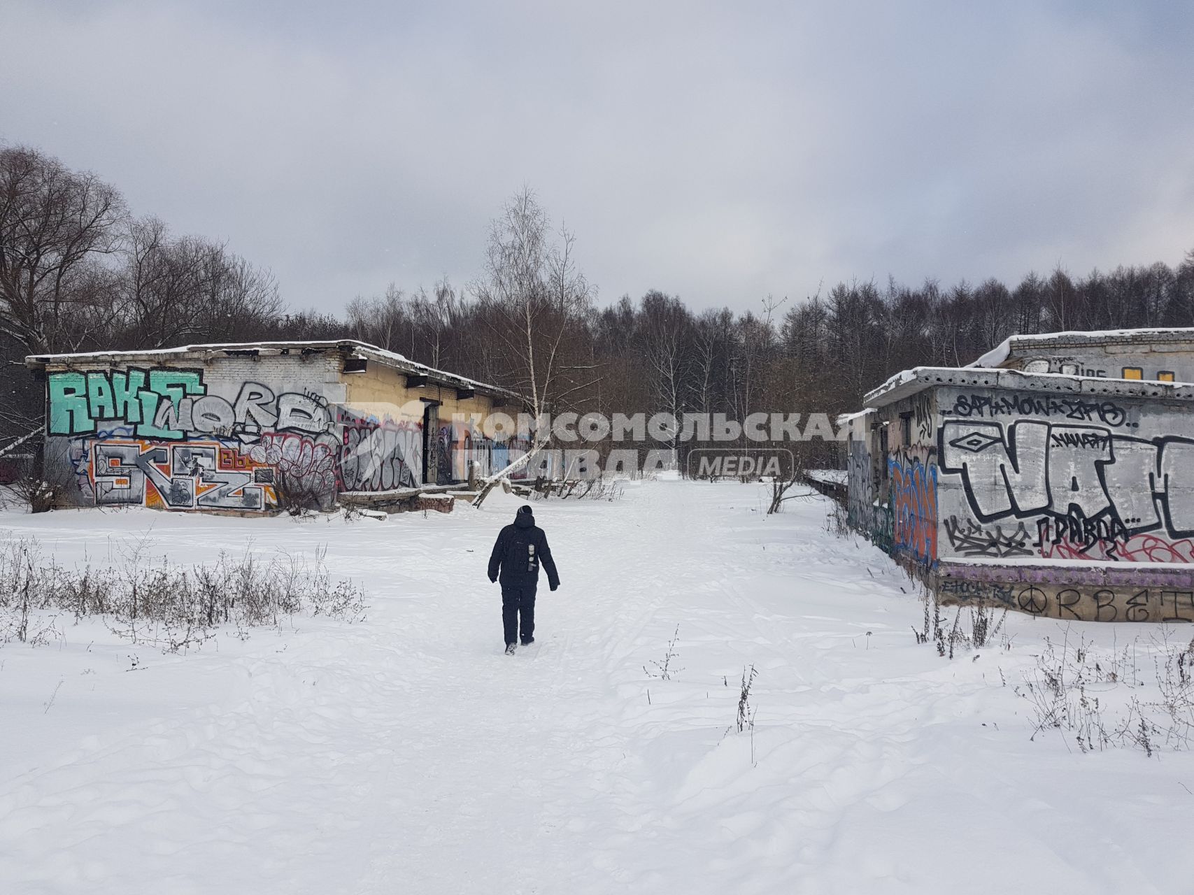 Москва. Неухоженная и забытая территория возле станции МЦК  `Белокаменная`.