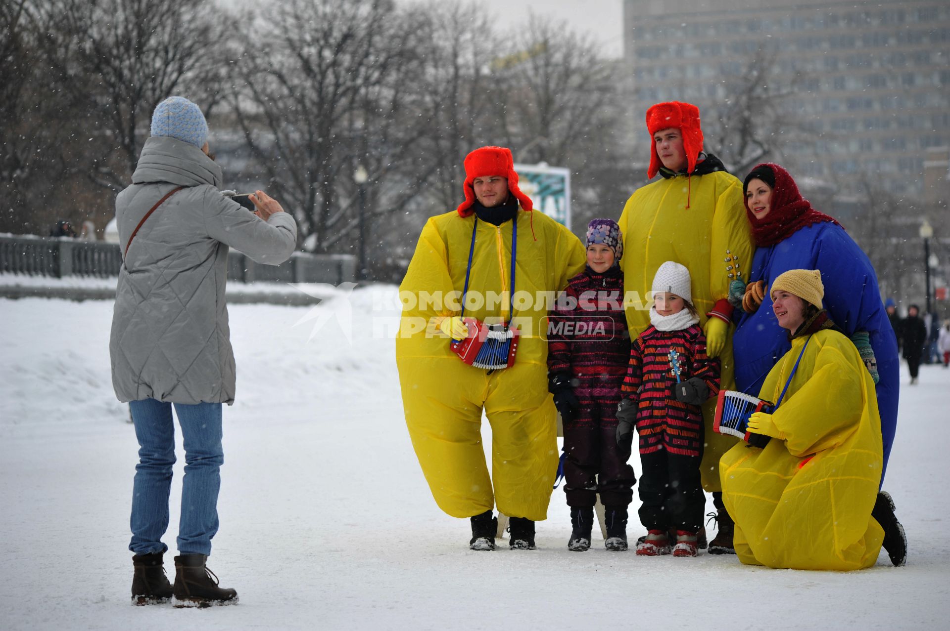 Москва. Масленичные гуляния в парке Горького.