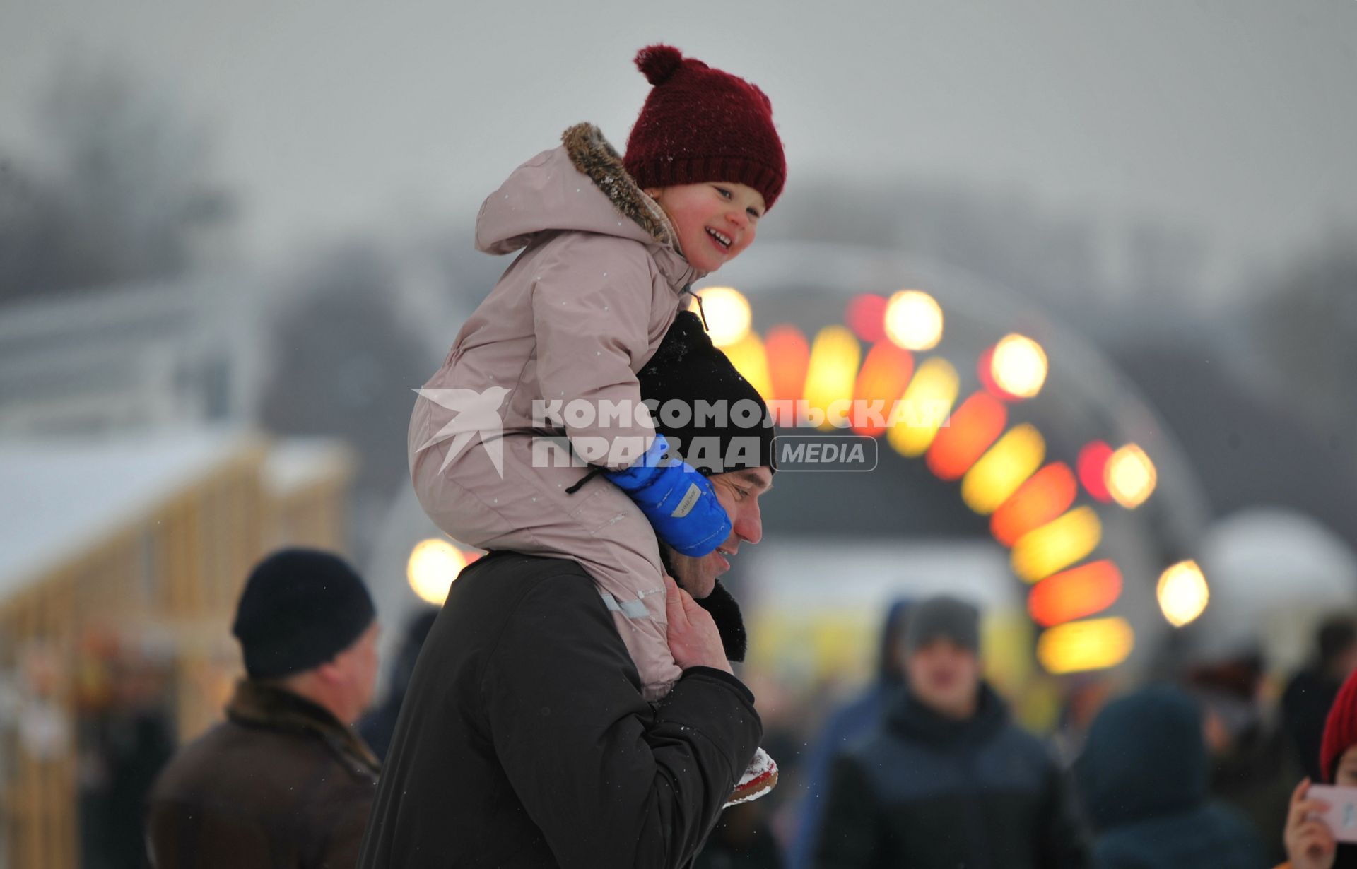 Москва.   Мужчина с ребенком  во время  масленичных гуляний в  парке Горького.