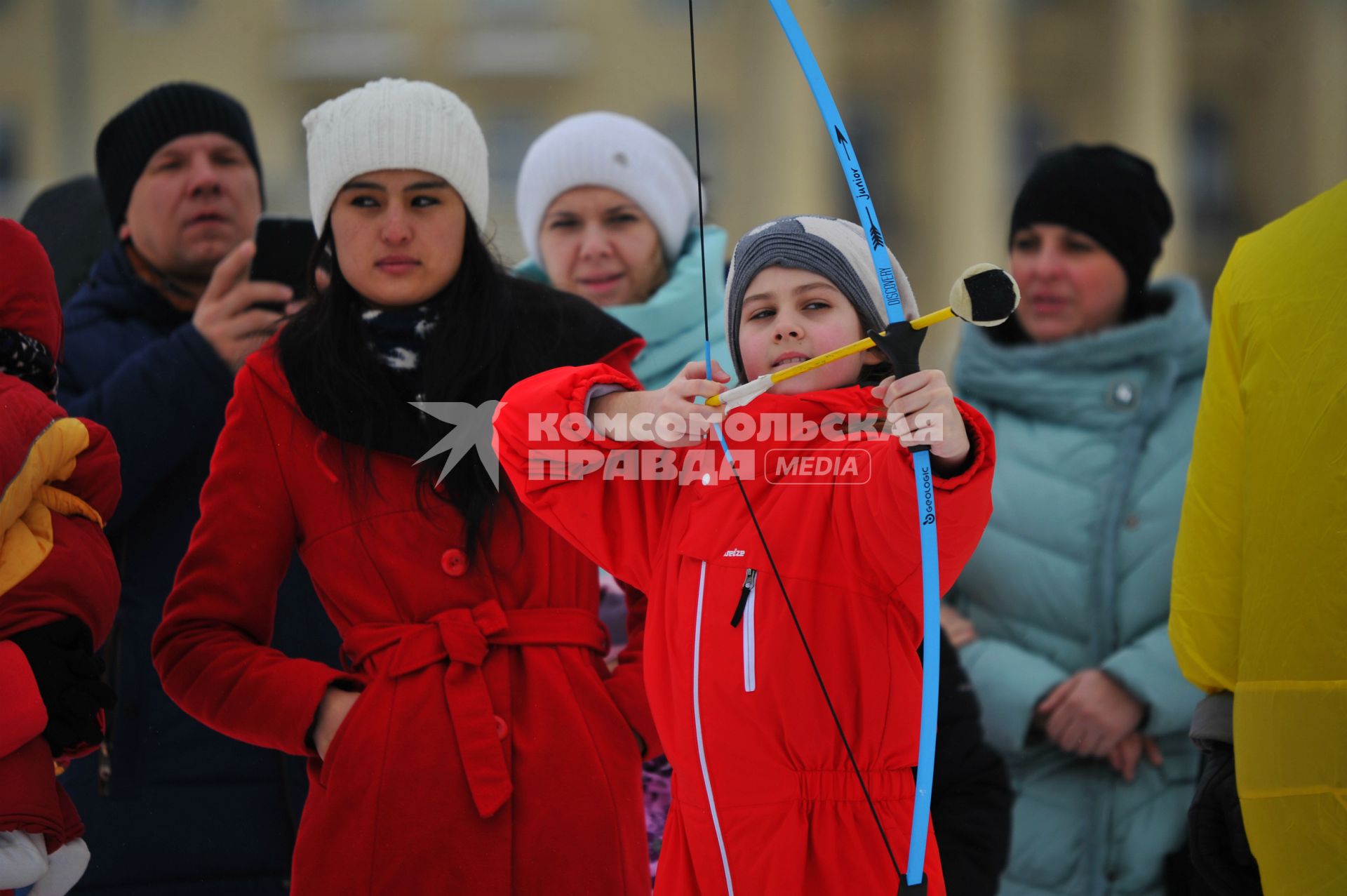 Москва.  Мальчик стреляет из лука во время  масленичных гуляний в  парке Горького.