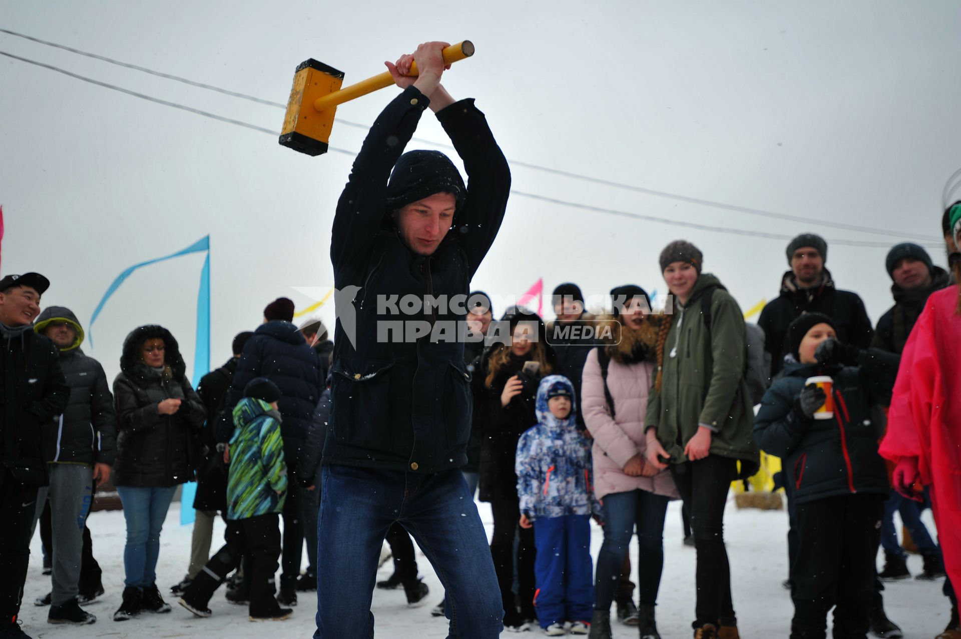 Москва.   Веселые конкурсы  во время  масленичных гуляний в  парке Горького.