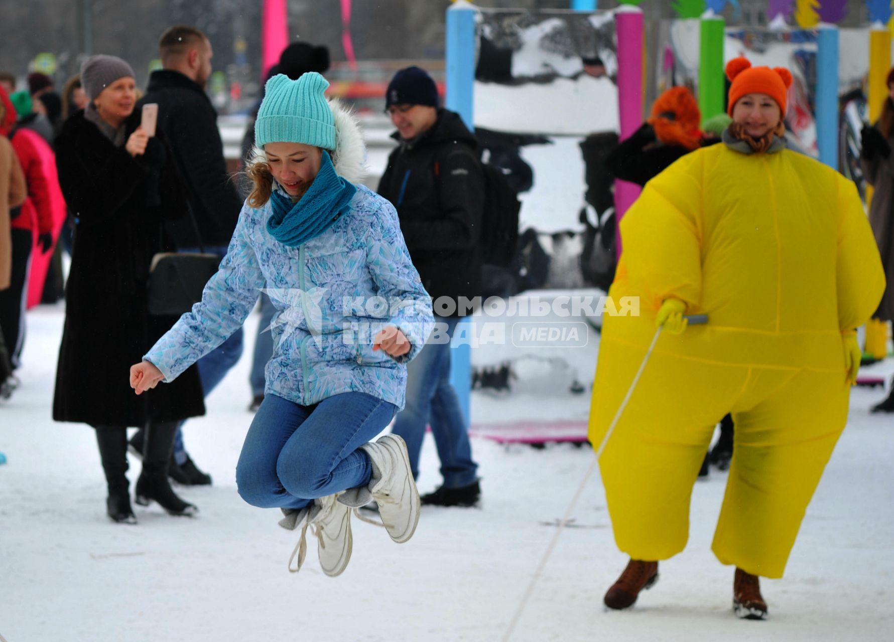 Москва.   Девочка прыгает через скакалку во время  масленичных гуляний в  парке Горького.