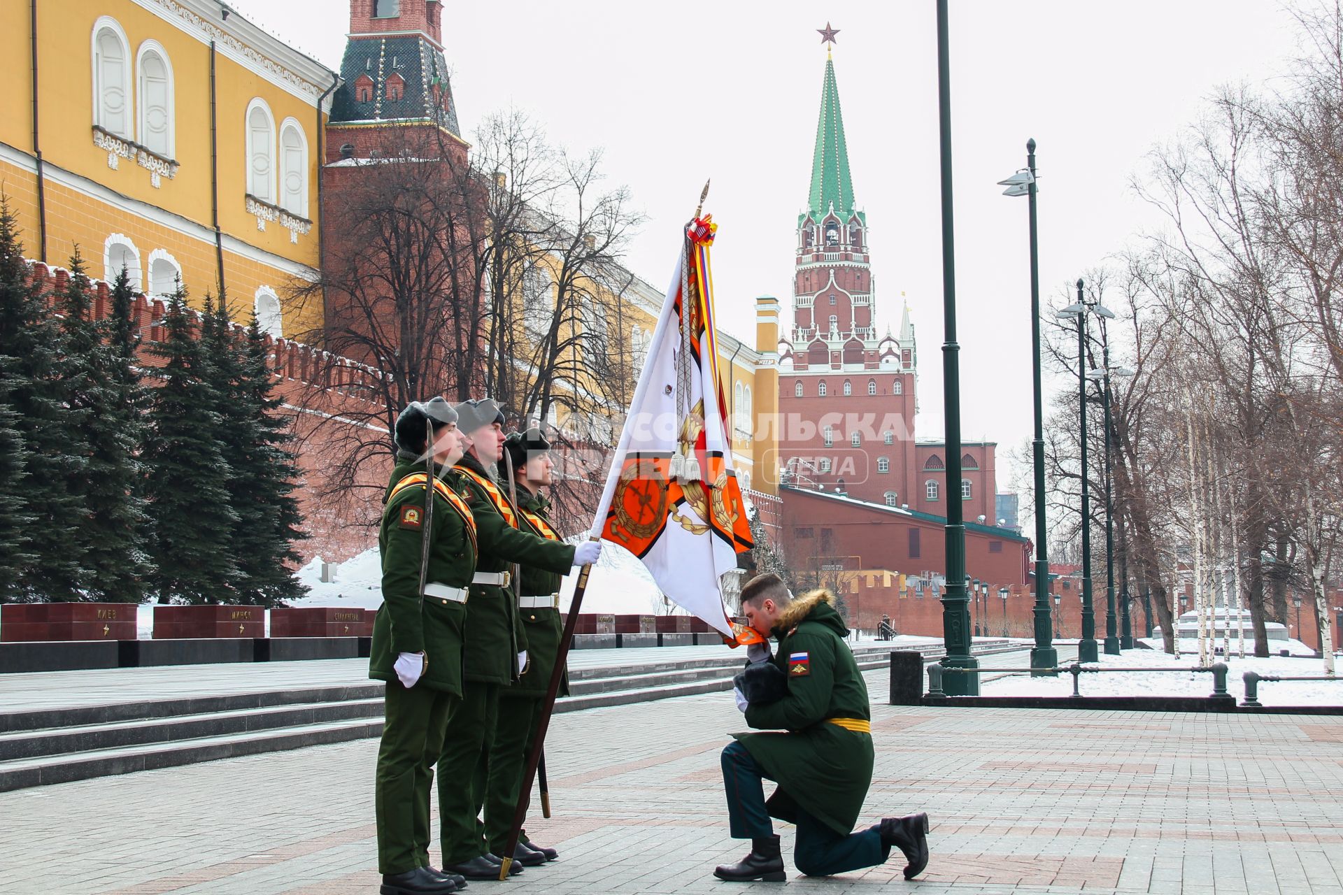 Москва. Во время церемонии выпуска офицеров Московского высшего общевойскового командного училища  в Александровском саду.