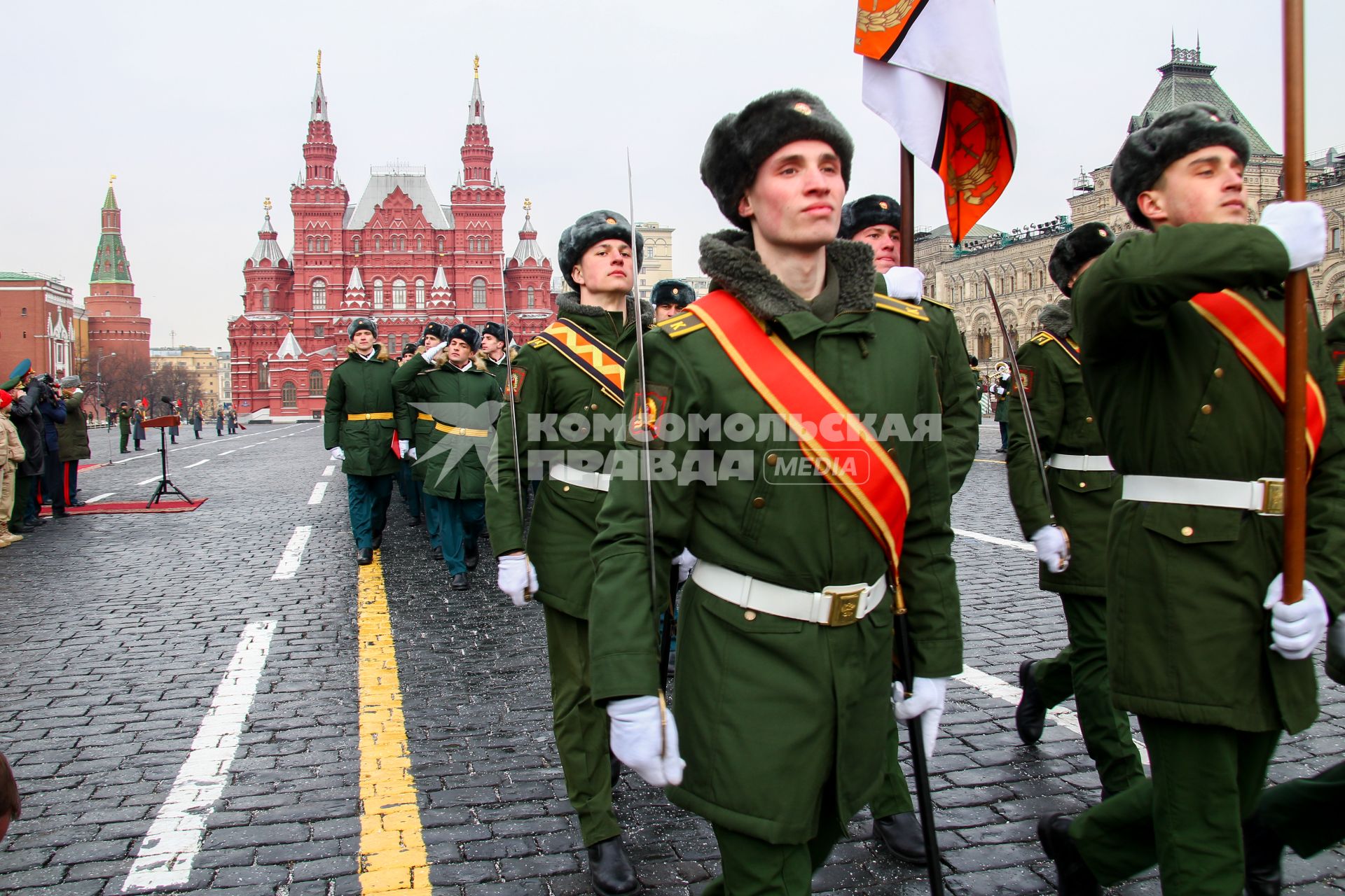 Москва. Во время церемонии выпуска офицеров Московского высшего общевойскового командного училища на Красной площади.