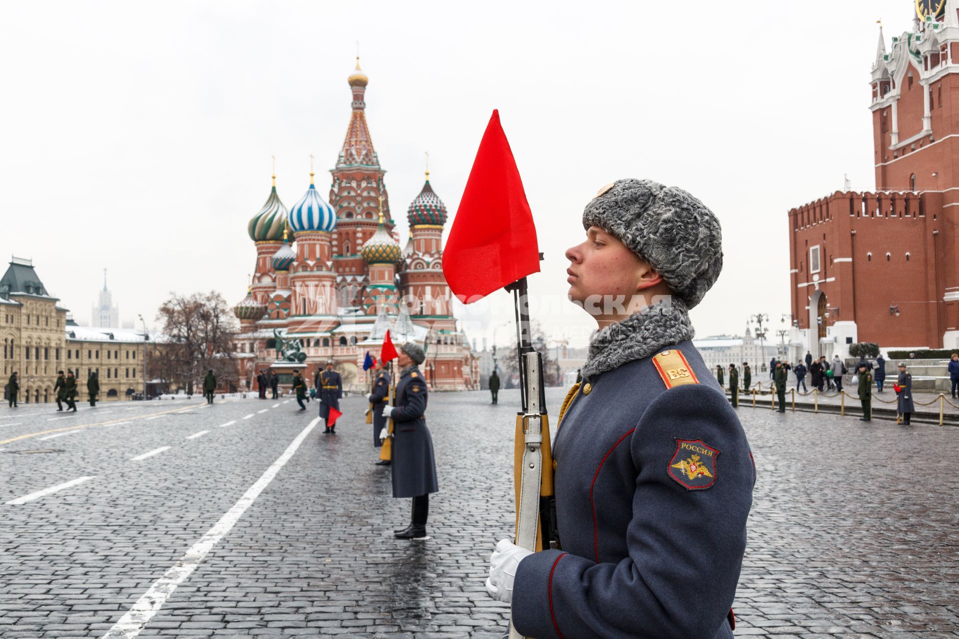 Москва.   Кремлевские курсанты  во время церемонии выпуска офицеров Московского высшего общевойскового командного училища на Красной площади.