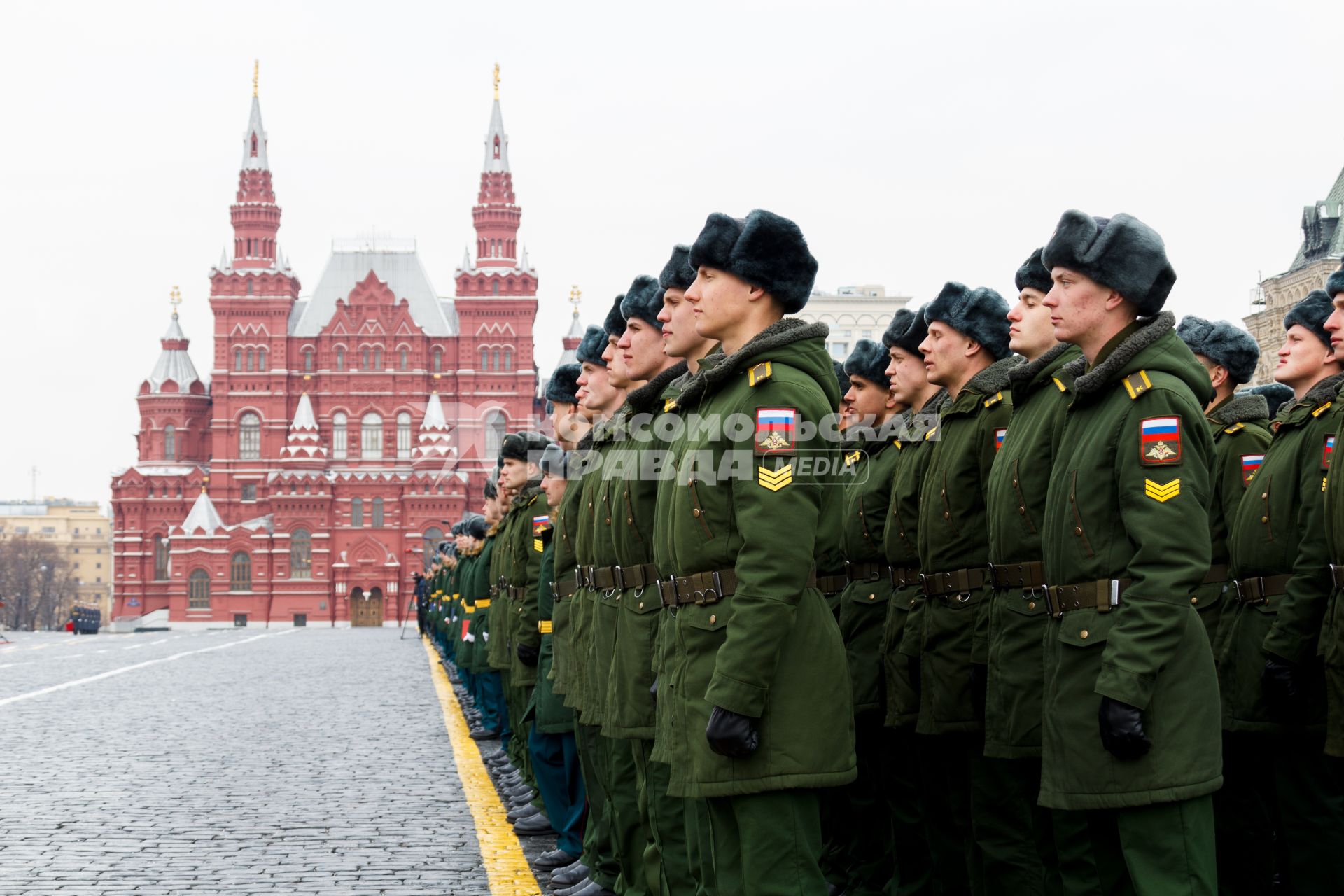 Москва.  Выпускники Московского высшего общевойскового командного училища во время вручения дипломов и нагрудных знаков об окончании училища на торжественной церемонии на Красной площади.