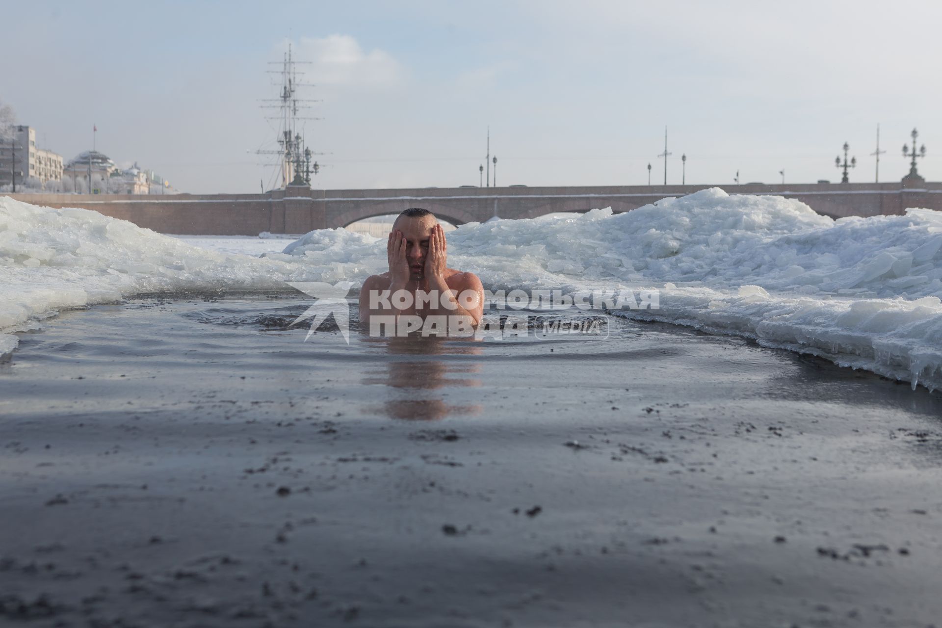 Санкт-Петербург. Мужчина купается в проруби.