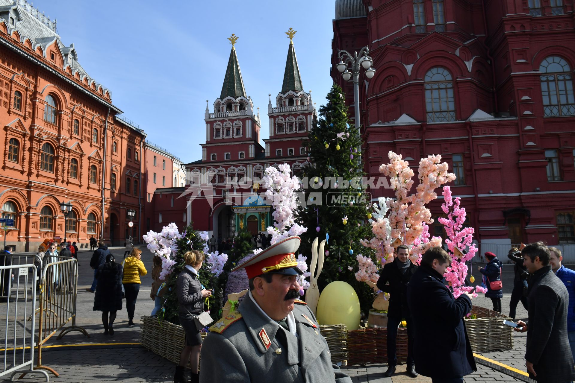 Москва.  Двойник Иосифа Сталина на Манежной площади, украшенной к фестивалю `Пасхальный дар`.