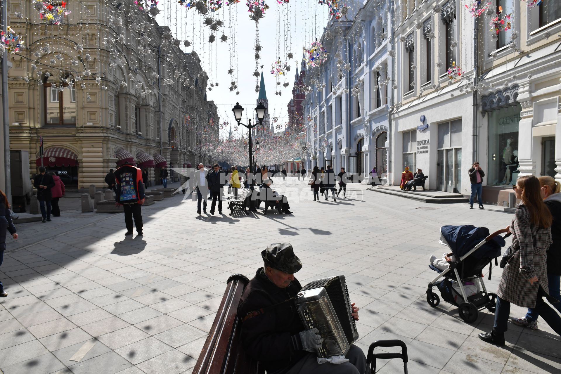 Москва. Украшения на Никольской улице к весеннему фестивалю `Пасхальный дар`, посвященному празднованию Пасхи.