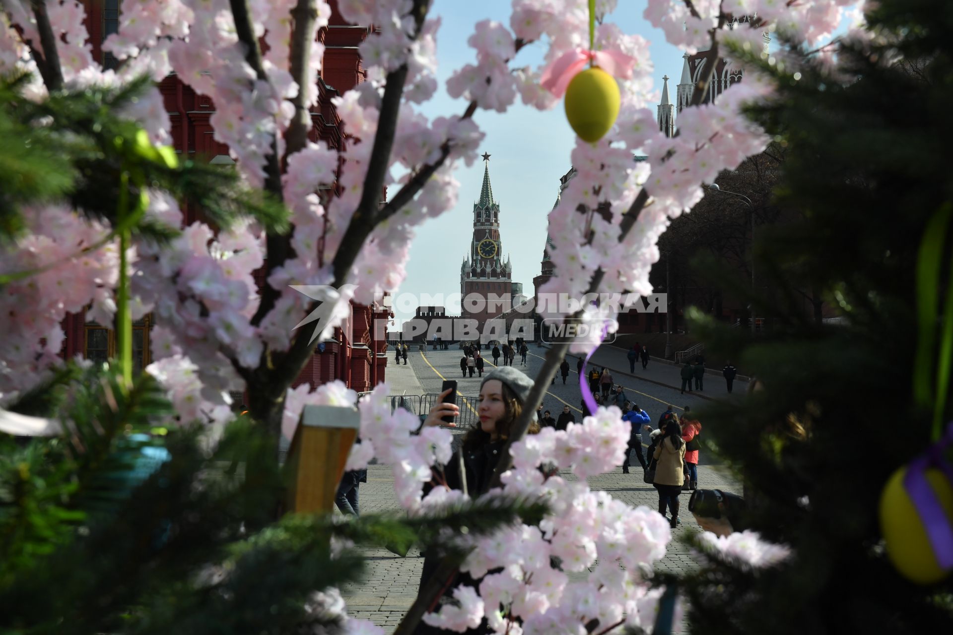 Москва. Украшения на Манежной площади к весеннему фестивалю `Пасхальный дар`, посвященному празднованию Пасхи.