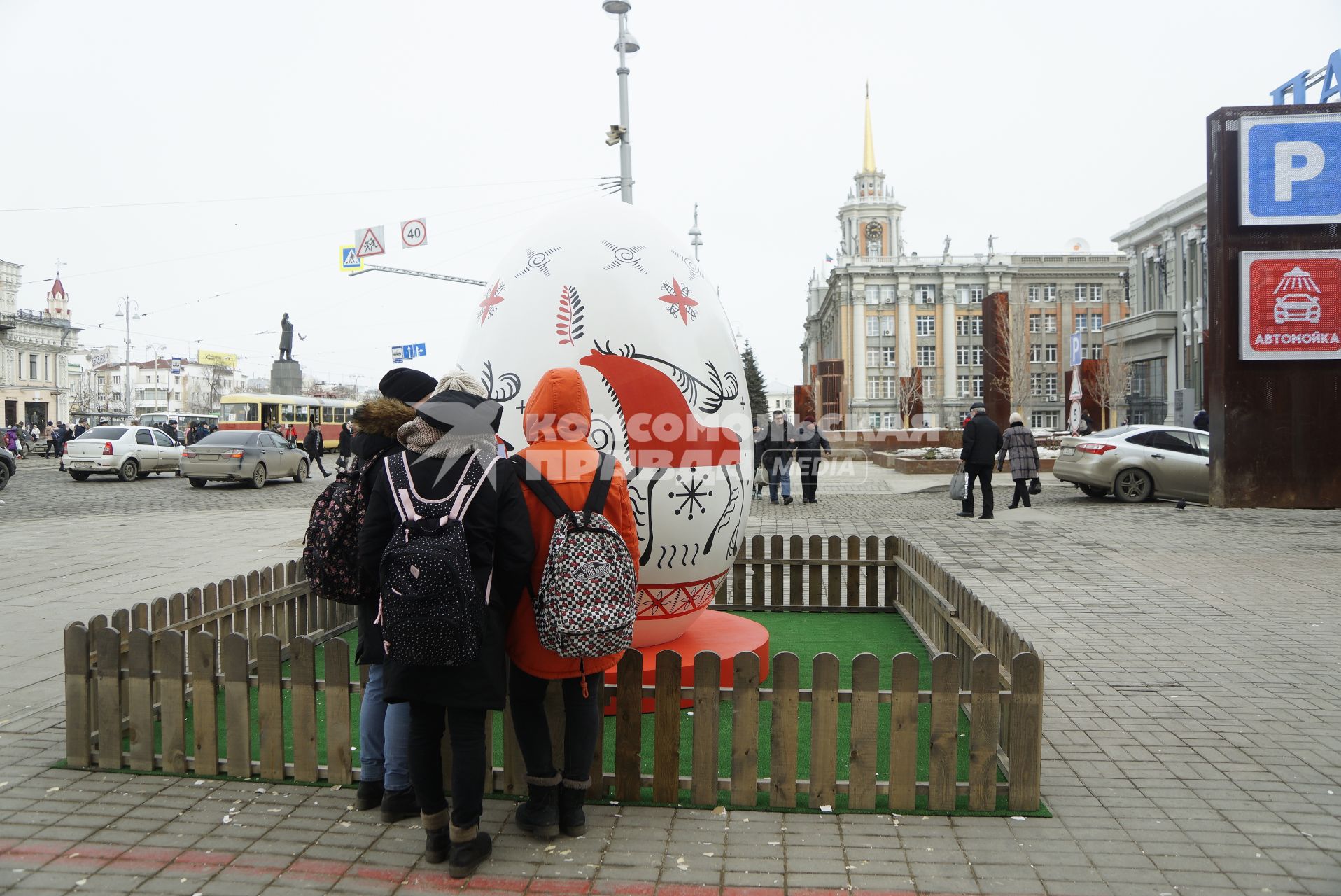 Екатеринбург. Улица Вайнера. Гигантское пасхальное яйцо украшенное в стиле русской народной декоративной росписи и с доступом в интернет, установленное по инициативе фонда святой Екатерины в преддверии празднования Пасхи