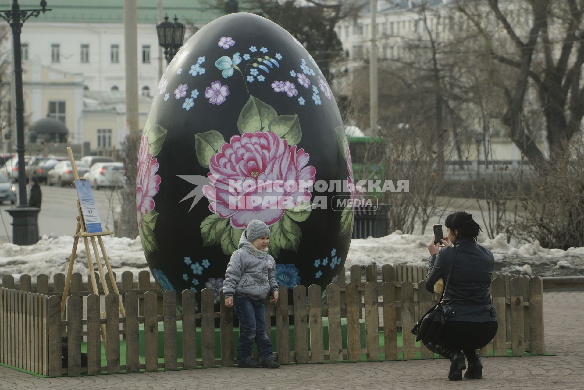 Екатеринбург. Гигантское пасхальное яйцо на площади труда, украшенное в стиле русской народной, Тагильской декоративной росписи и с доступом в интернет, установленное по инициативе фонда святой Екатерины в преддверии празднования Пасхи