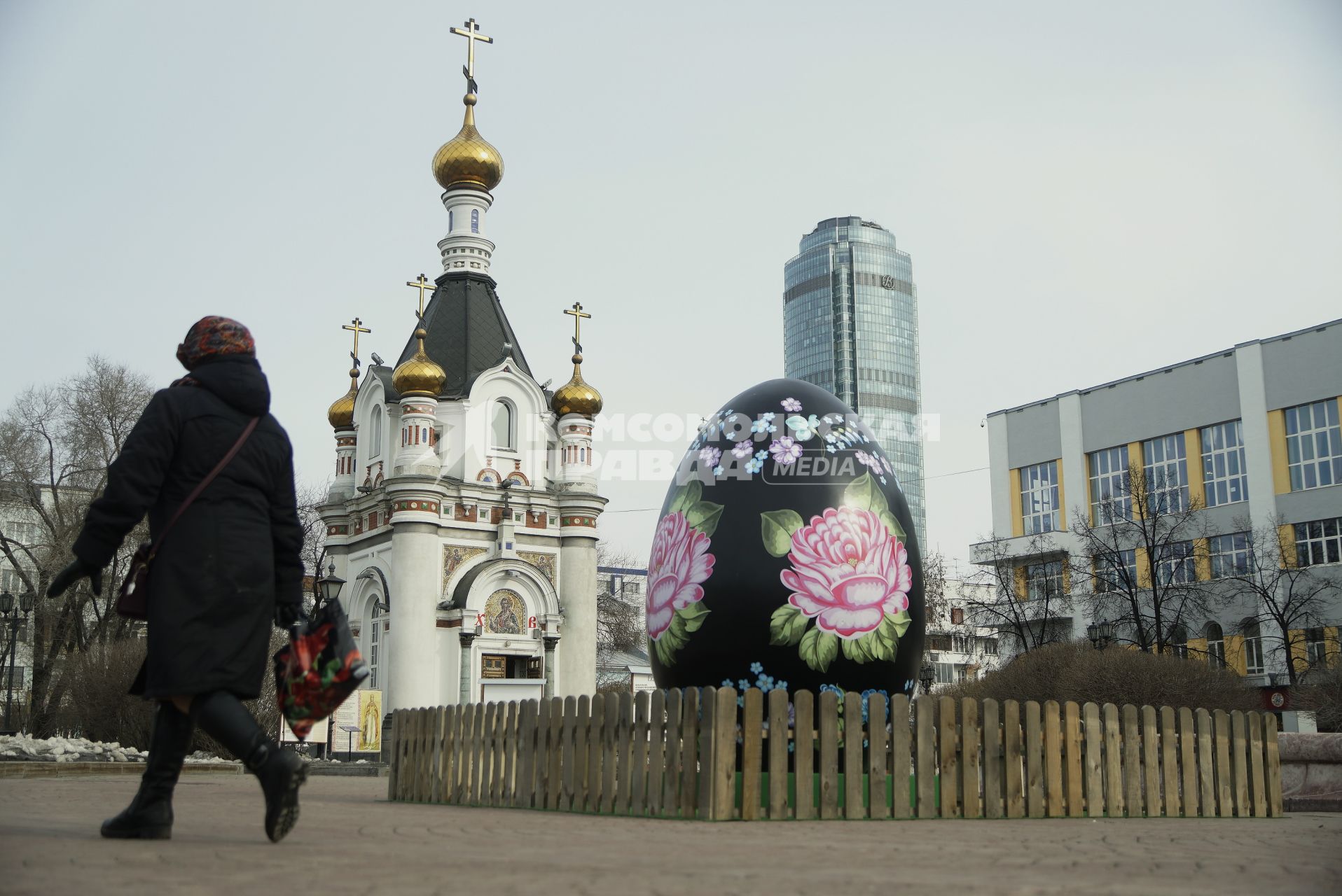 Екатеринбург. Гигантское пасхальное яйцо на площади труда, украшенное в стиле русской народной, Тагильской декоративной росписи и с доступом в интернет, установленное по инициативе фонда святой Екатерины в преддверии празднования Пасхи