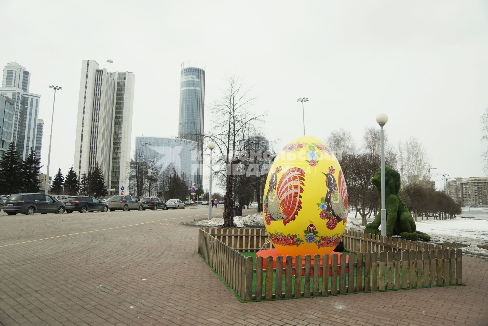 Екатеринбург. Набережная рабочей молодежи. Гигантское пасхальное яйцо украшенное в стиле русской народной декоративной росписи и с доступом в интернет, установленное по инициативе фонда святой Екатерины в преддверии празднования Пасхи