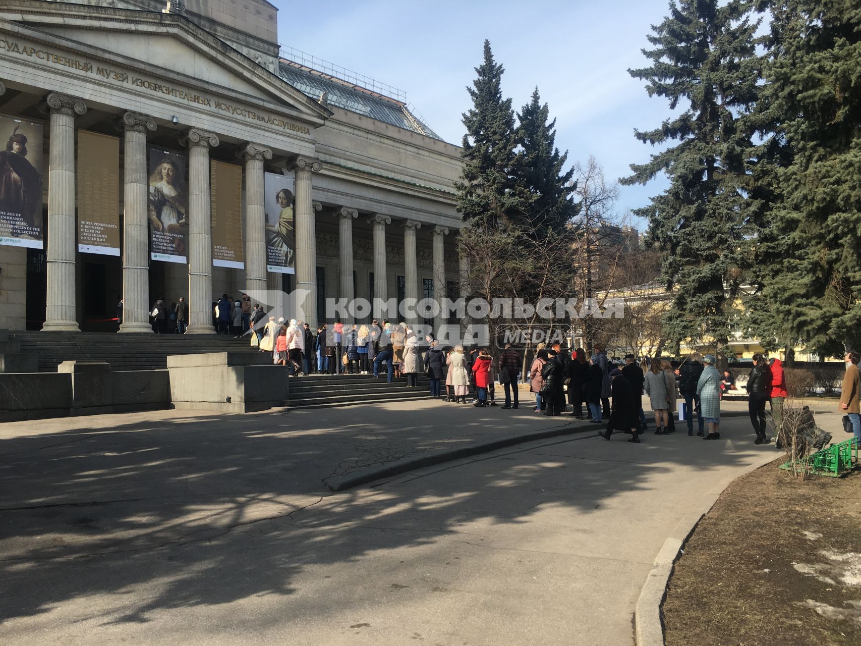 Москва. Очередь на выставку `Эпоха Рембрандта и Вермеера. Шедевры Лейденской коллекции` в ГМИИ им. Пушкина.