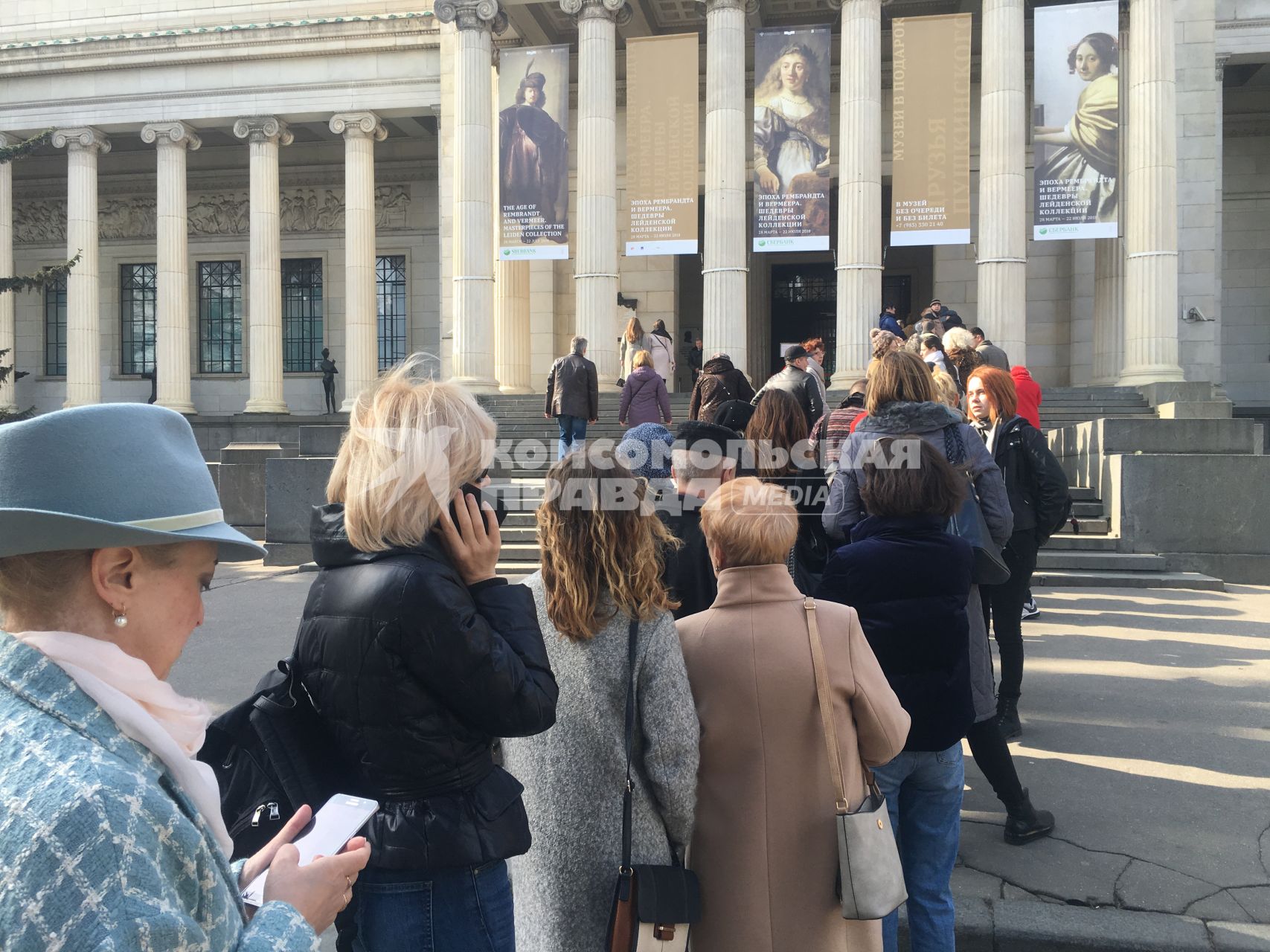 Москва. Очередь на выставку `Эпоха Рембрандта и Вермеера. Шедевры Лейденской коллекции` в ГМИИ им. Пушкина.