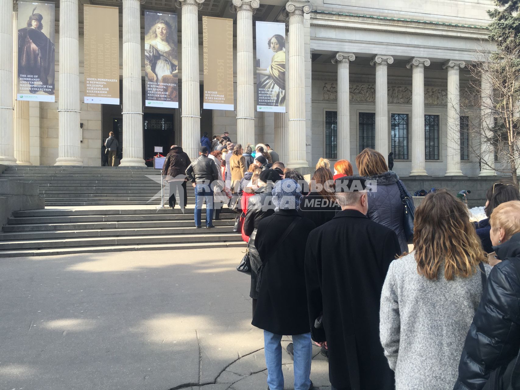 Москва. Очередь на выставку `Эпоха Рембрандта и Вермеера. Шедевры Лейденской коллекции` в ГМИИ им. Пушкина.