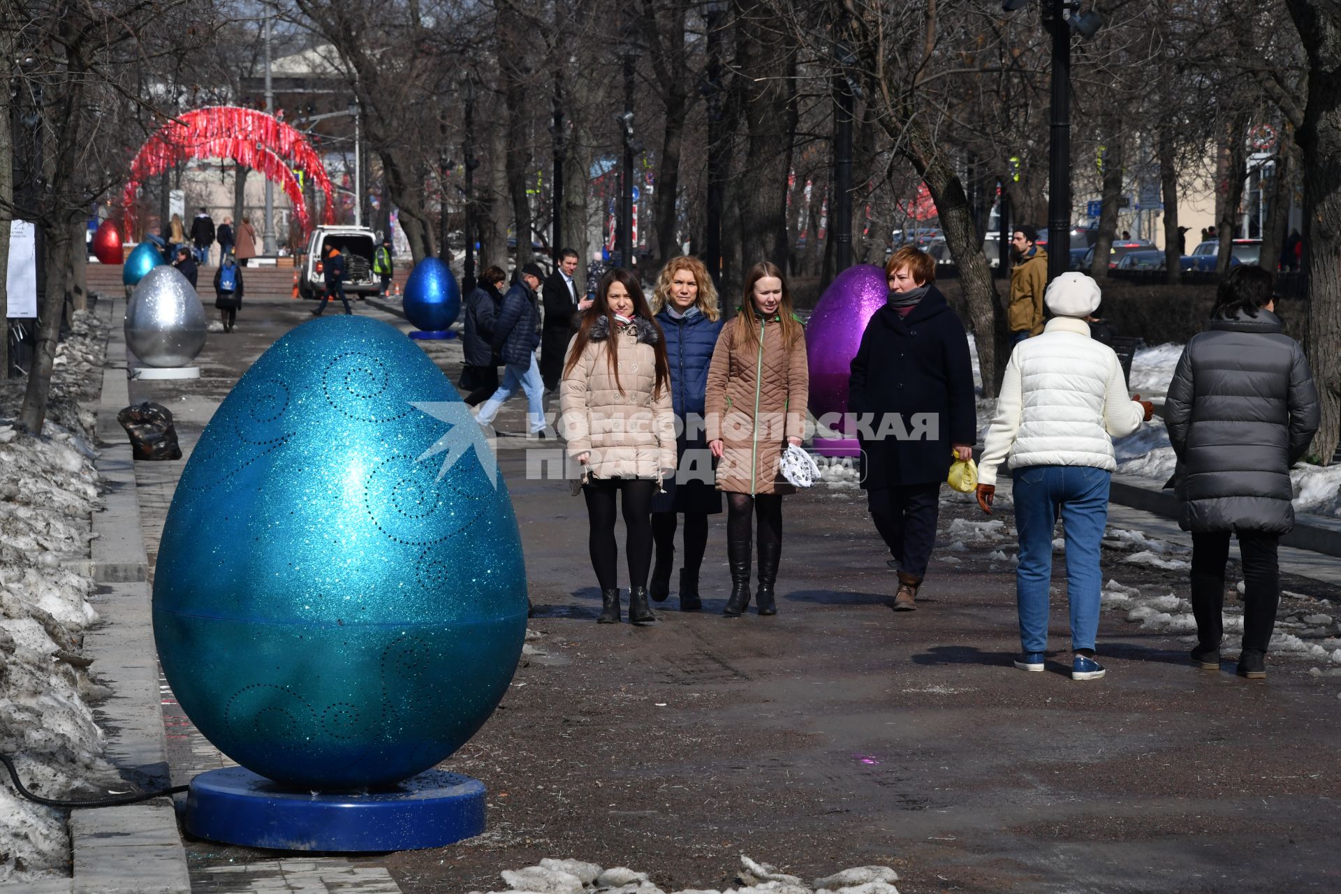 Москва. Пасхальные яйца, установленные на Тверском бульваре в рамках фестиваля `Пасхальный дар`, приуроченного к празднованию Пасхи.