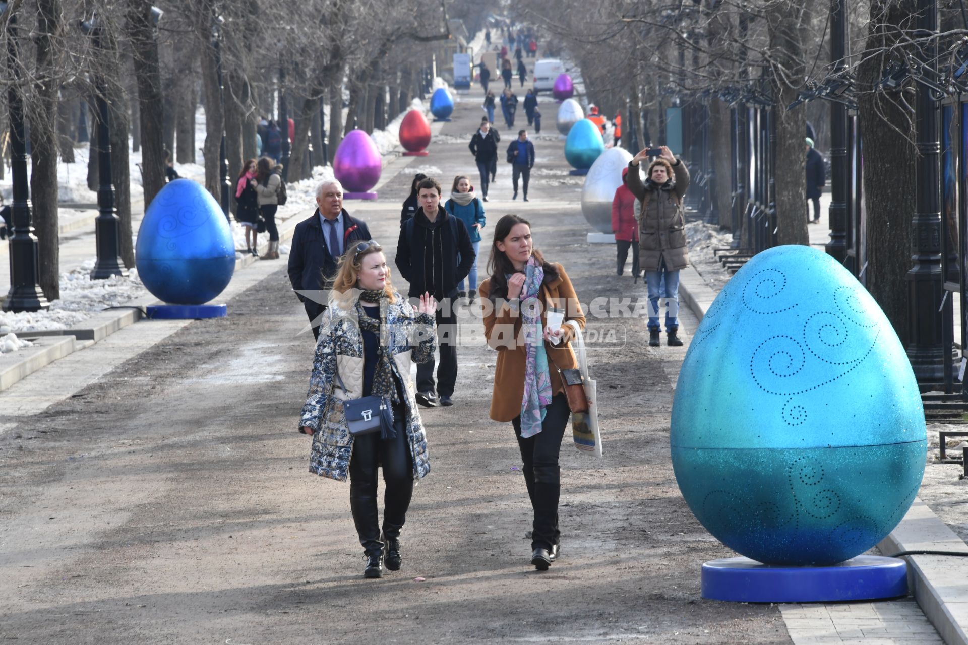 Москва. Пасхальные яйца, установленные на Тверском бульваре в рамках фестиваля `Пасхальный дар`, приуроченного к празднованию Пасхи.