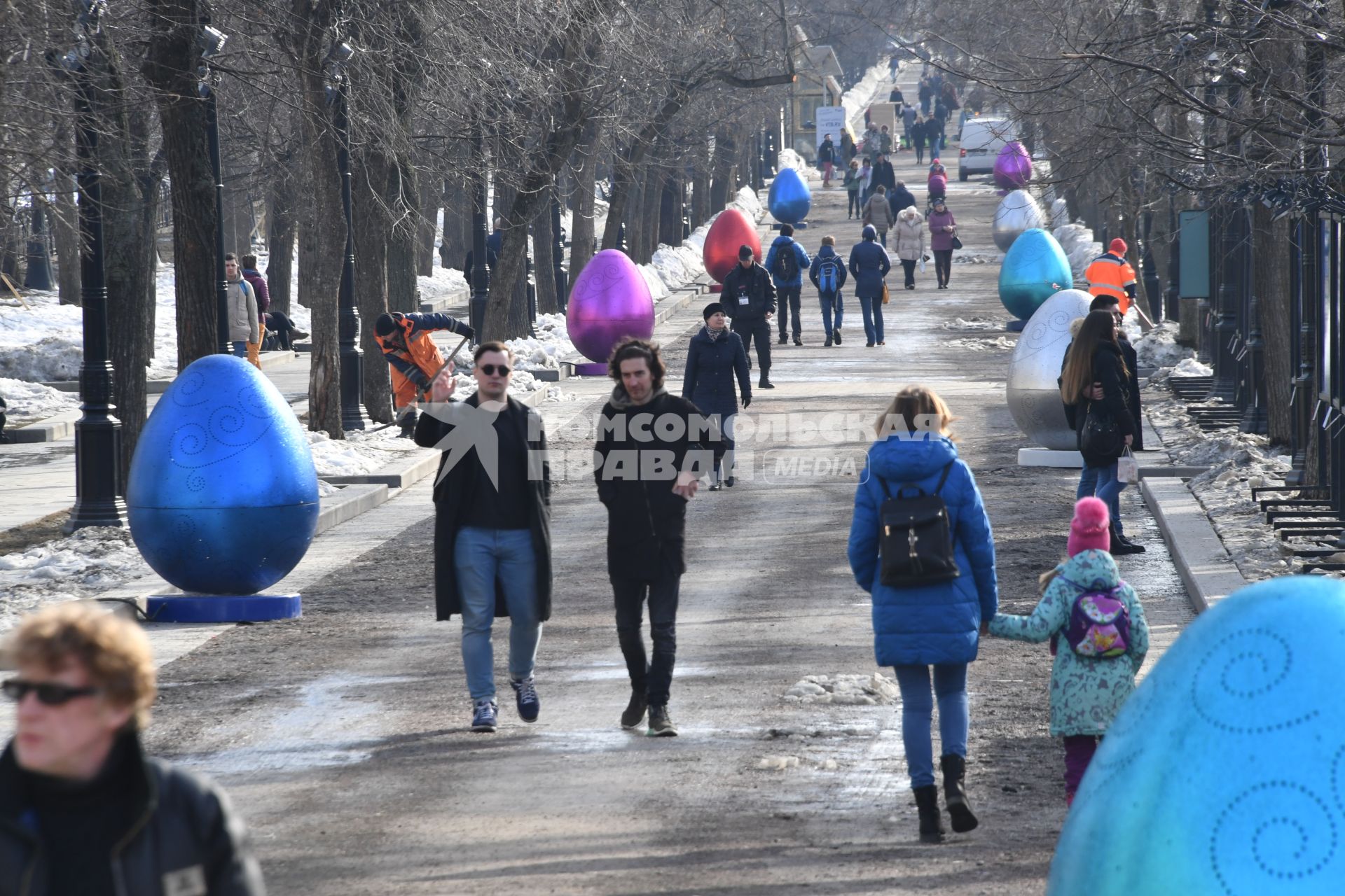 Москва. Пасхальные яйца, установленные на Тверском бульваре в рамках фестиваля `Пасхальный дар`, приуроченного к празднованию Пасхи.