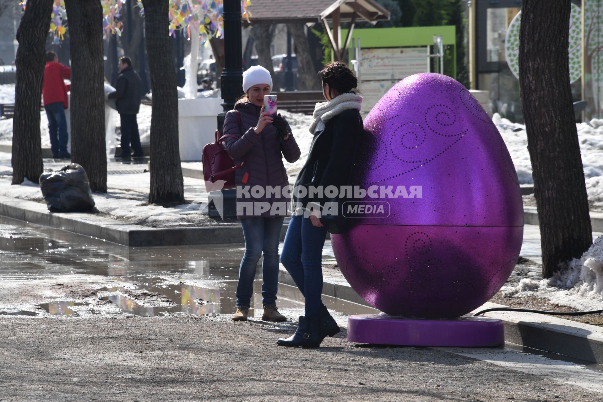 Москва. Девушки фотографируются у пасхального  яйца, установленного на Тверском бульваре в рамках фестиваля `Пасхальный дар`, приуроченного к празднованию Пасхи.