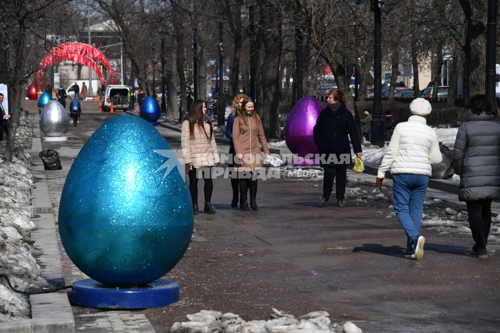 Москва. Пасхальные яйца, установленные на Тверском бульваре в рамках фестиваля `Пасхальный дар`, приуроченного к празднованию Пасхи.